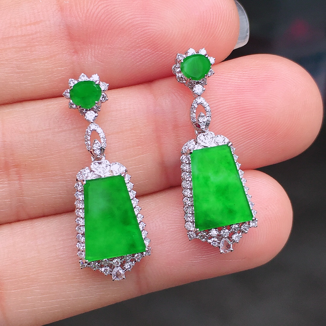 阳绿无事牌耳坠，色泽均匀艳丽，玉质细腻，荧光感超
强，饱满圆润，尽显优雅气质，18k
金豪华镶嵌