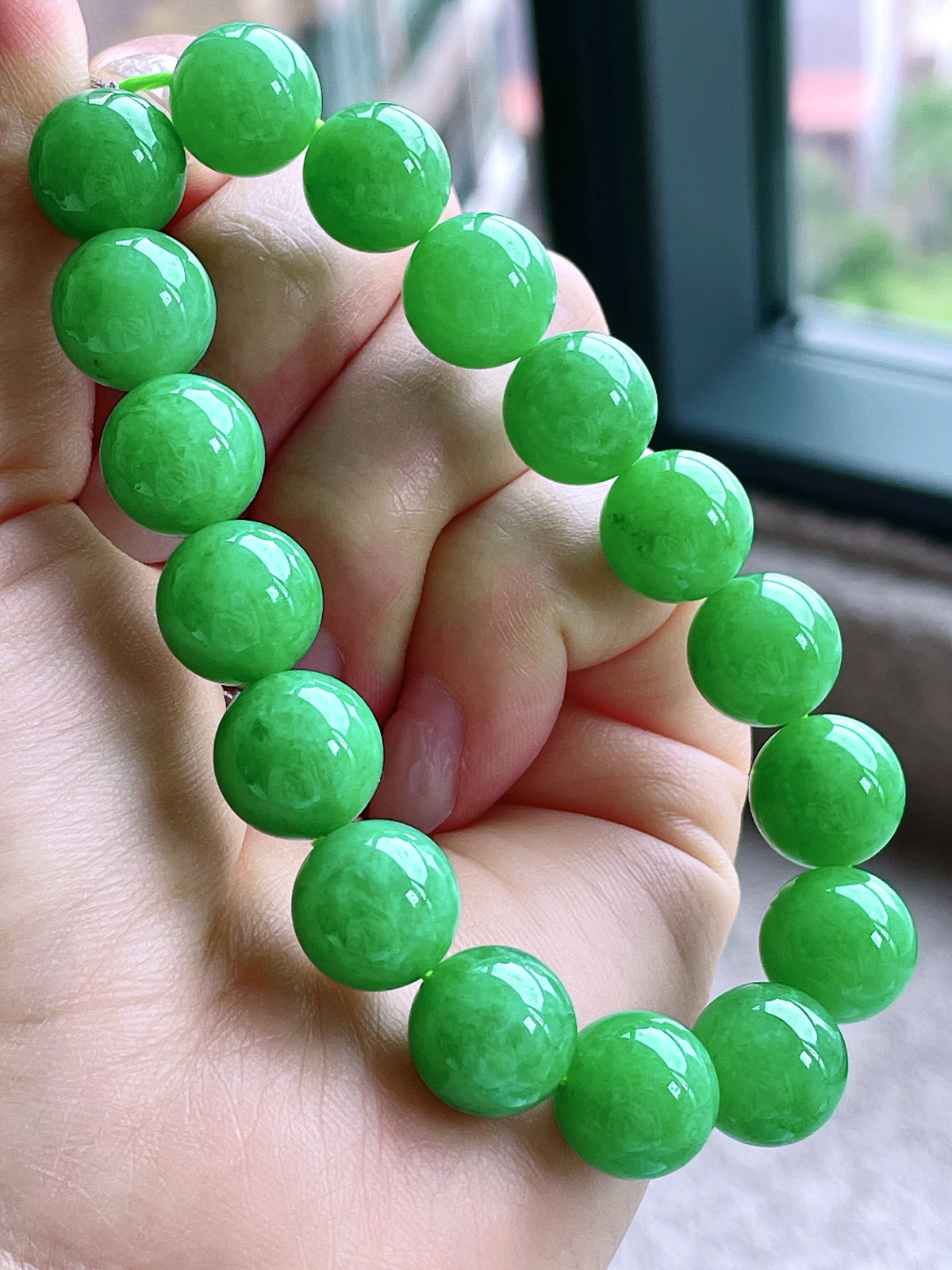 【珠子】高冰阳绿手串圆珠珠子手串
【说明】缅料 性价比高  
【尺寸】11.8mm
【重量】51.3克