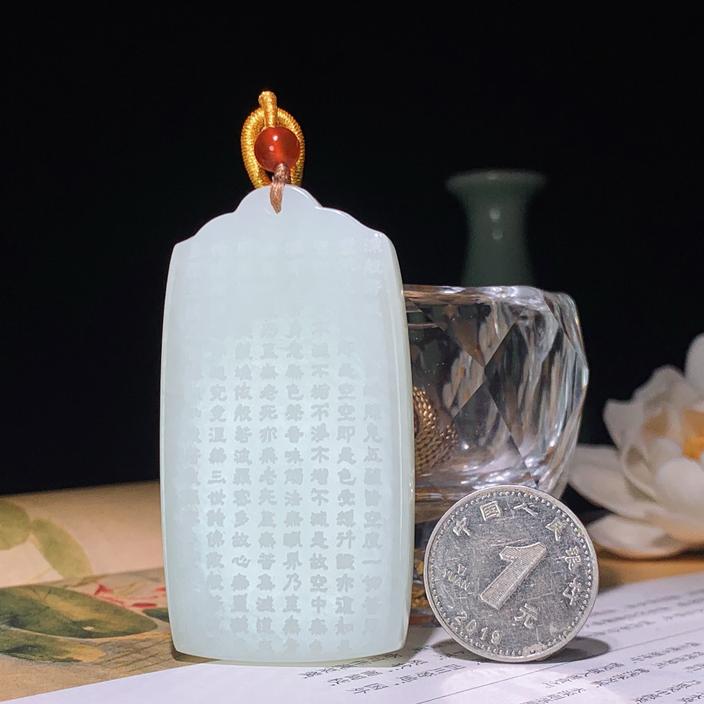 和田玉白玉心经牌子挂件。尺寸61/32/8重44克。白度一级。玉质细腻油润 底色纯净 脂粉好，品质好。lt260323