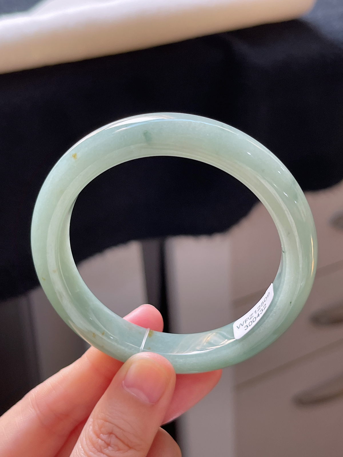 正圈55.1圈口，翡翠糯化种浅绿色手镯