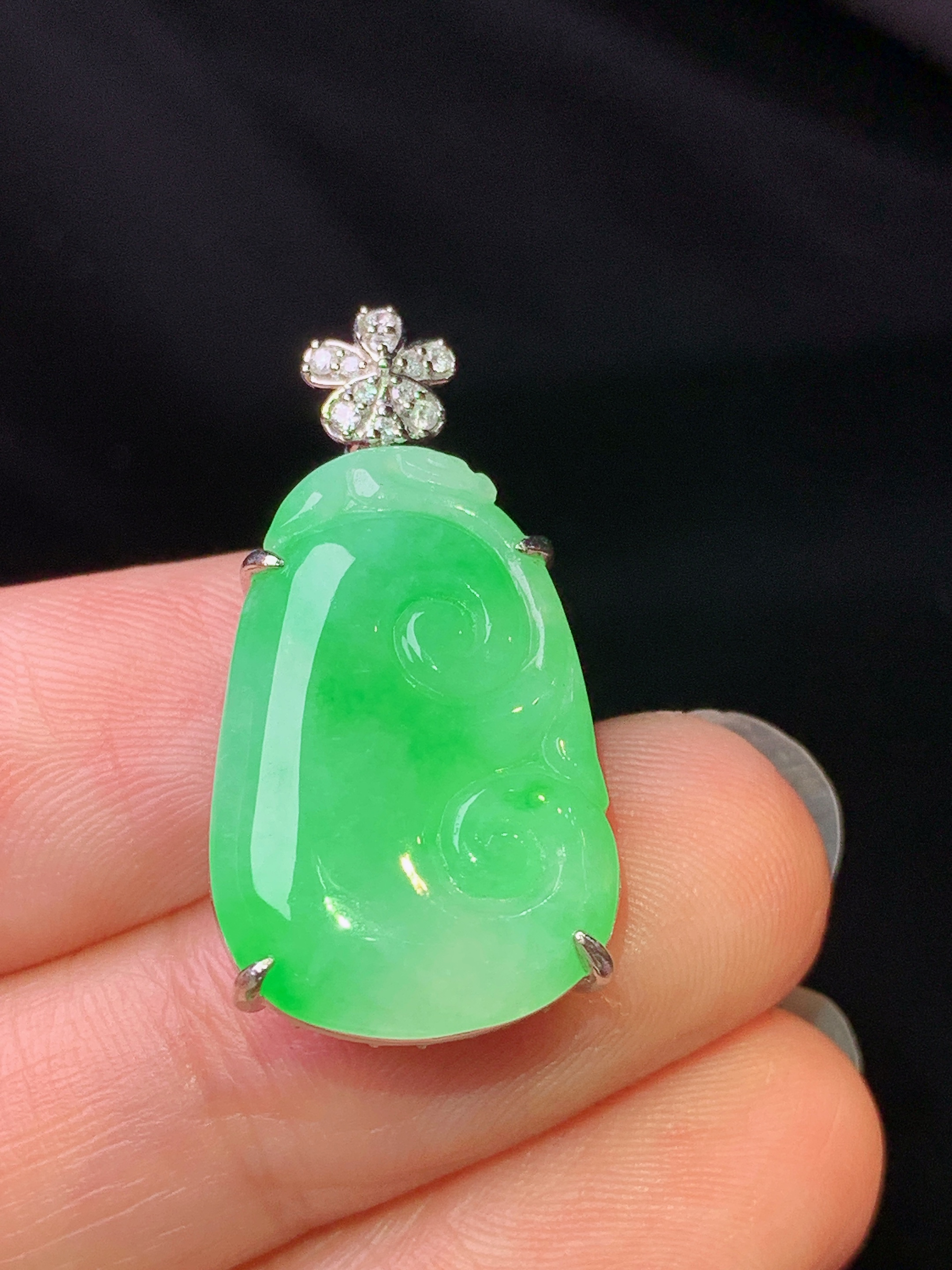 18k金钻镶嵌翠绿如意吊坠 玉质细腻 色泽艳丽清新 水润亮眼 整体尺寸28.3*14.5*6.6j2