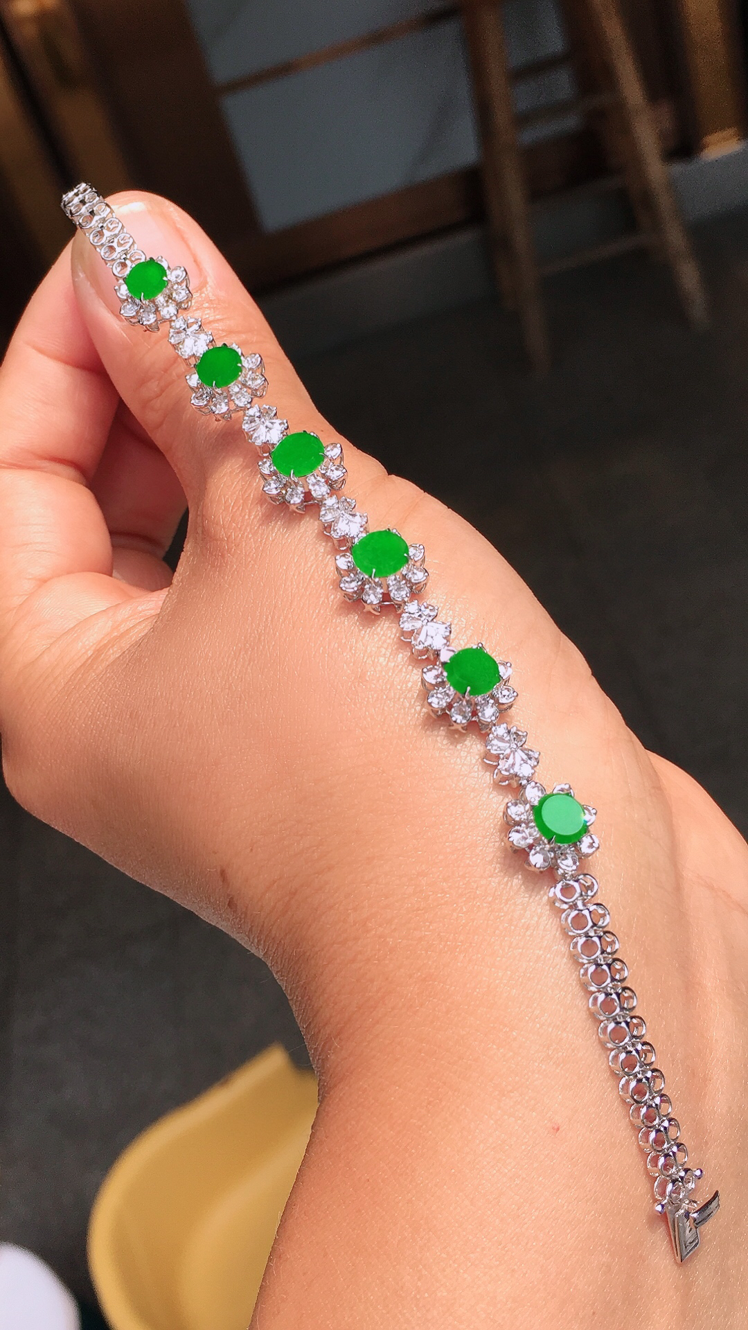 阳绿平安扣手链，色泽均匀艳丽，玉质细腻，荧光感超
强，饱满圆润，尽显优雅气质，18k
金豪华镶嵌