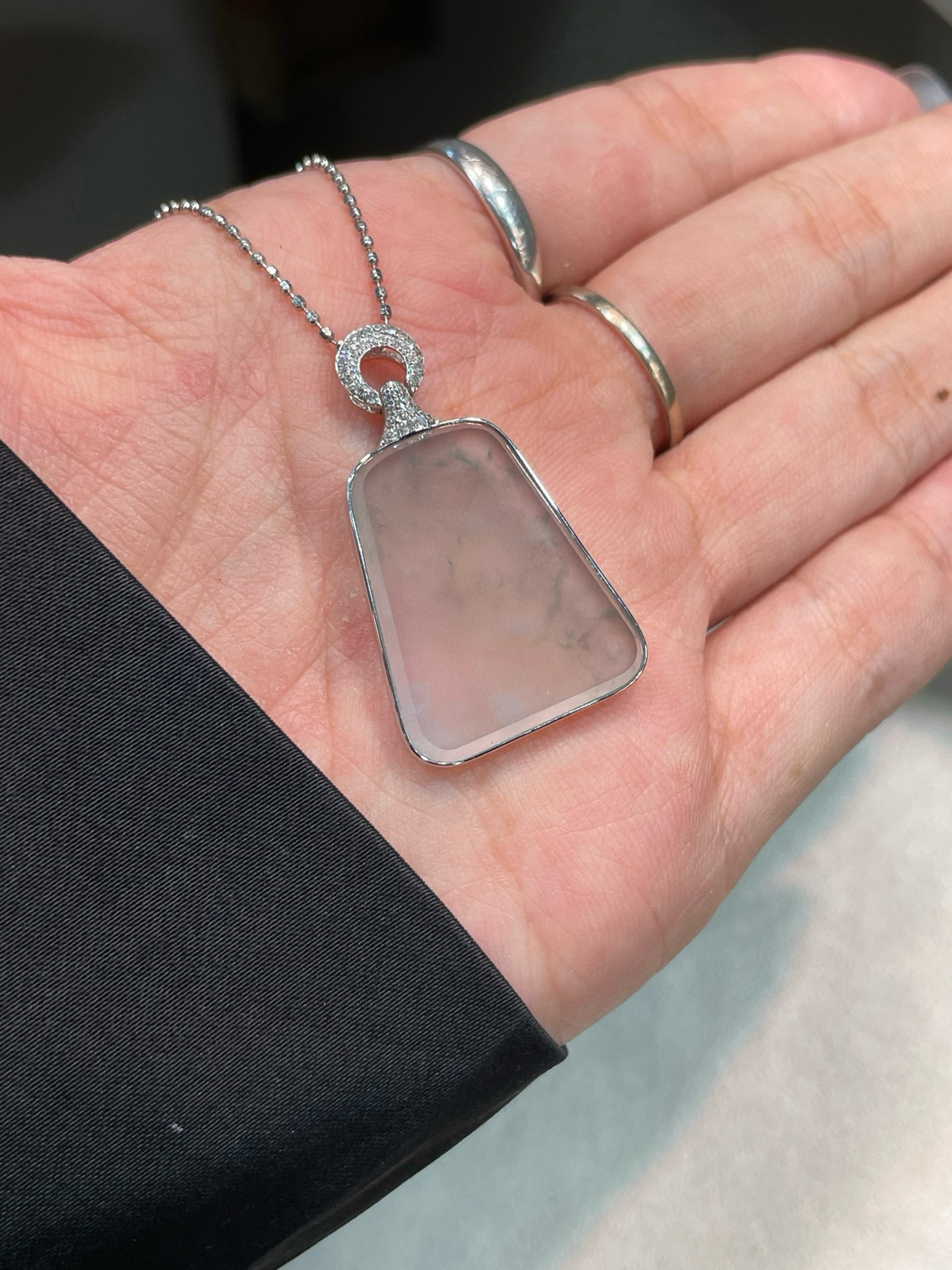 冰种 飘花 简约款 无事牌吊坠

18k金配钻镶嵌