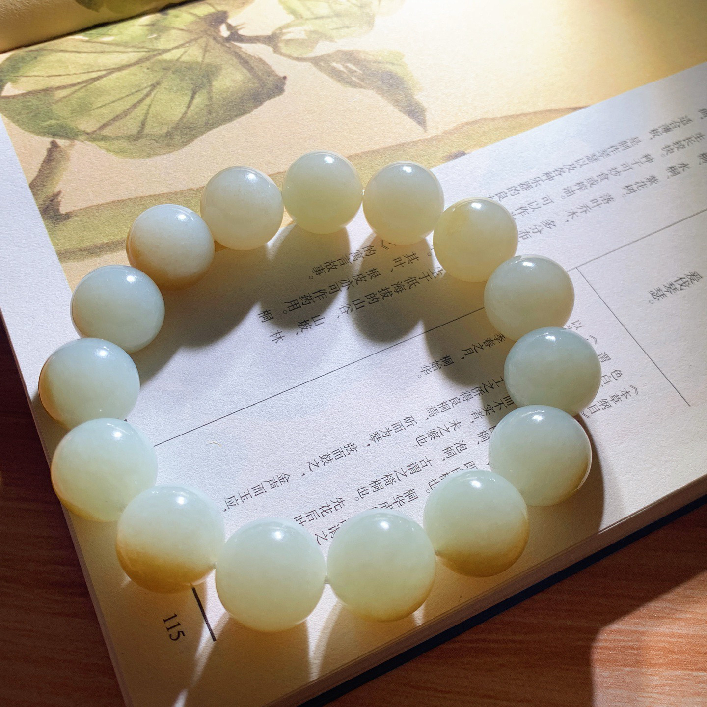 新疆和田玉且末糖半山半水手串 且末糖手串 单颗尺寸15重75.8克。玉质细腻油润。手推出油。品相大气 lt260323