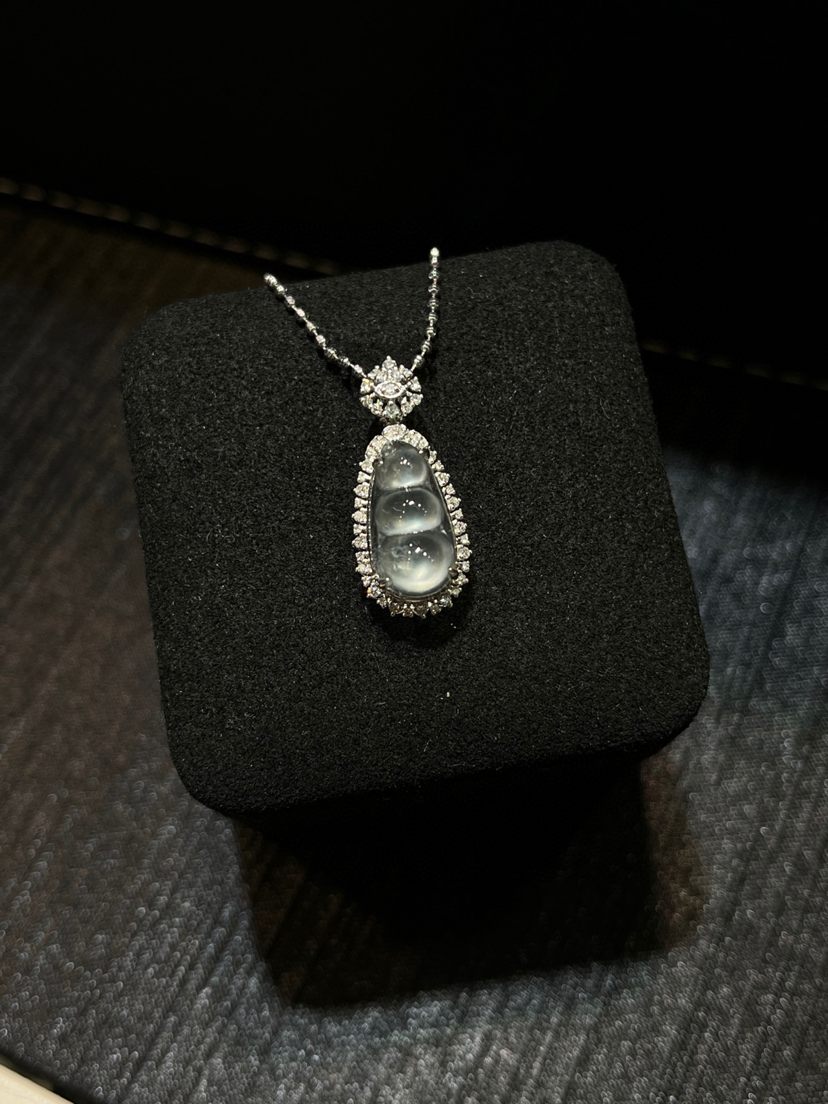 高冰福豆｜把一汪清泉戴身上
-

冰润细腻，通透水灵
圆润讨喜，福气满满
日常百搭不挑人
18k