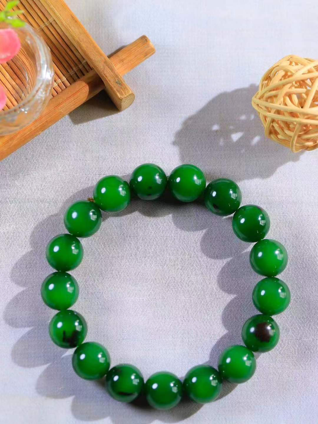 【珠圆玉润.手串】

精品️和田玉碧玉微猫眼珠圆玉润手串 玉质温润细腻  整串打磨圆润，佩戴舒适。珠珠落玉盘，间关莺语花底滑，一生美好时光，无论身在何处，都有它相伴相守。事事顺遂，幸福美满，吉祥如意。重48克 尺寸取一12mm  FDA-22362433