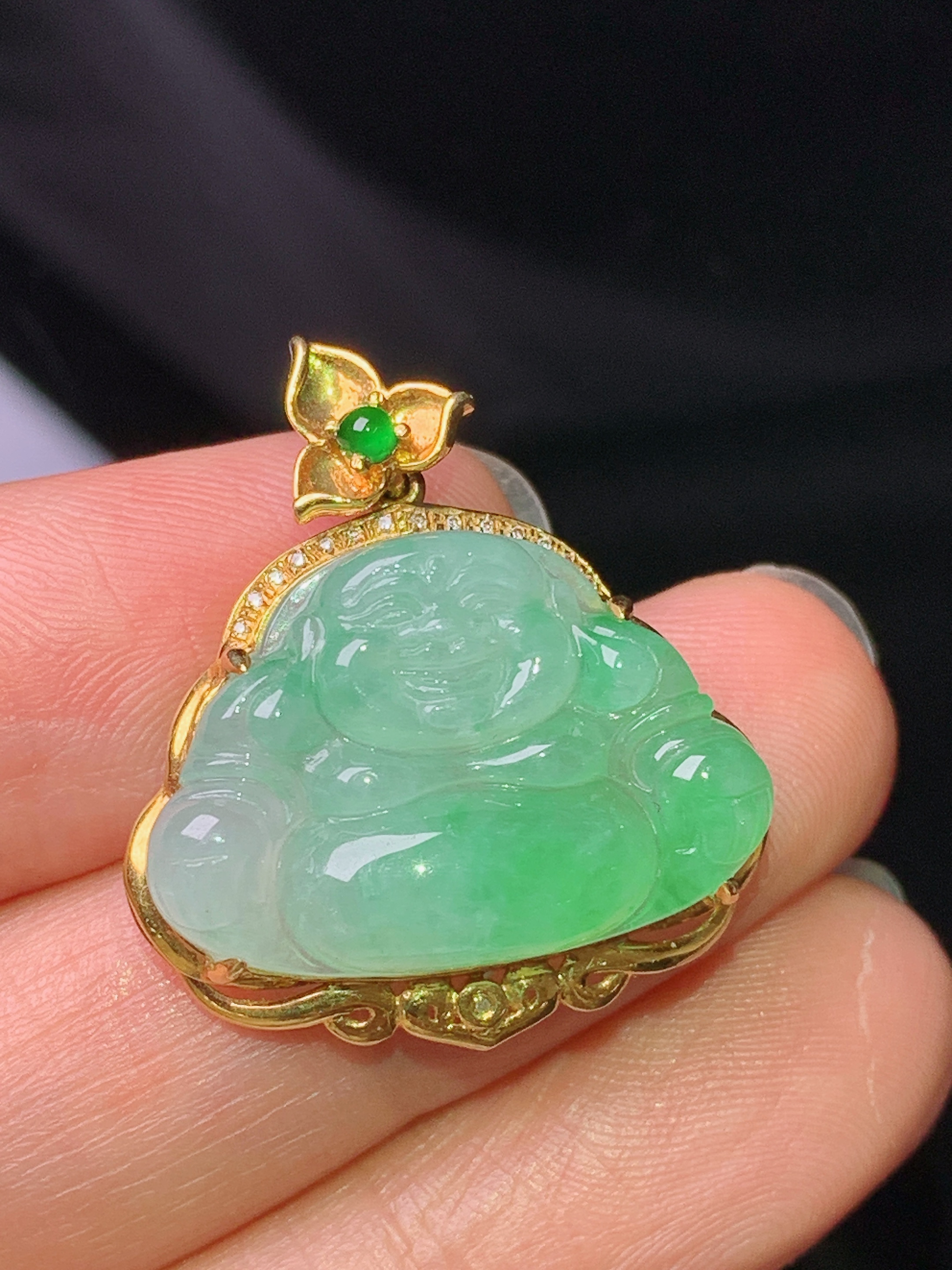 18k金钻镶嵌飘绿佛公吊坠 玉质细腻 色泽艳丽清新 水润亮眼 整体尺寸26*23.2*7.3m1