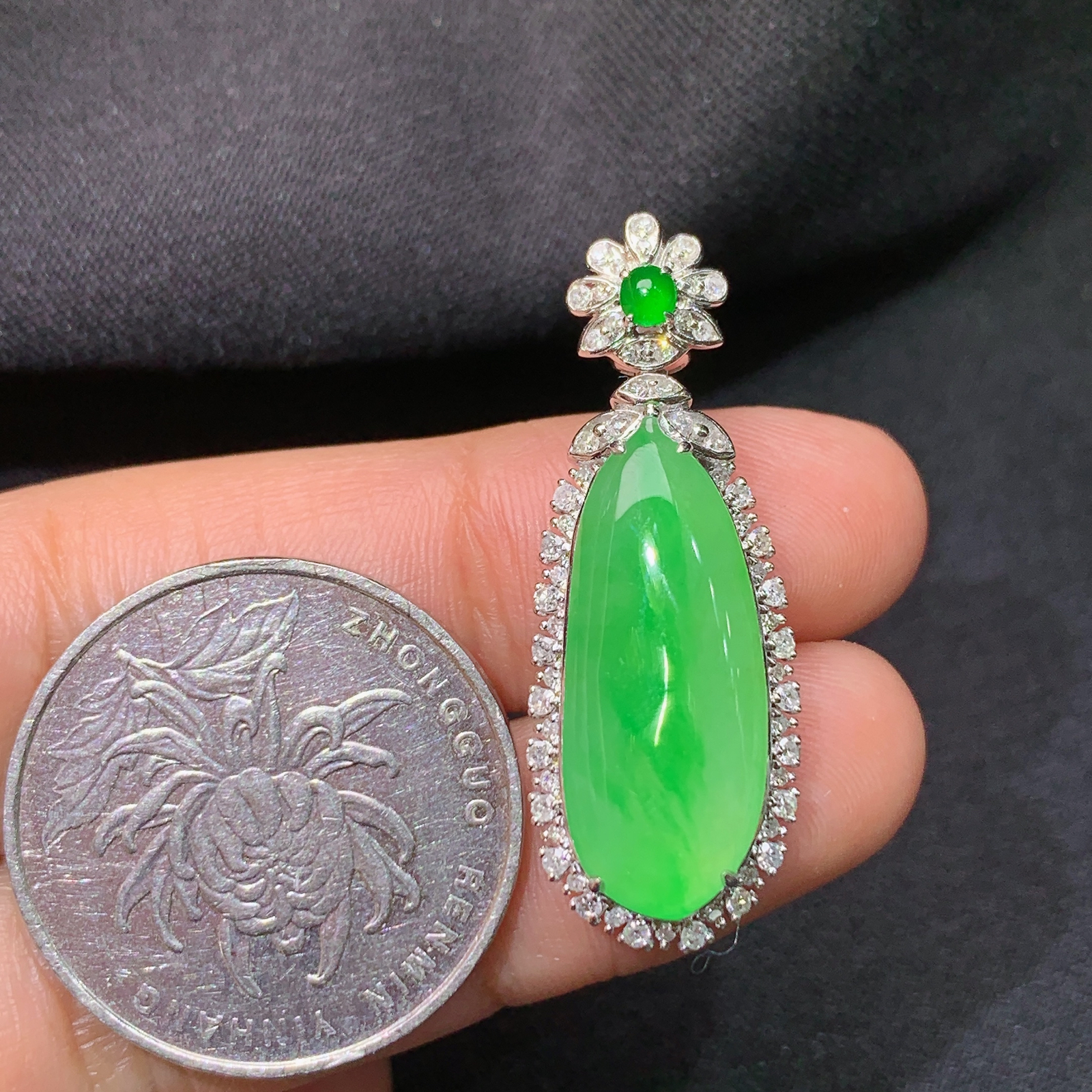 冰阳绿福瓜吊坠，18k金镶嵌，冰润色阳，玉质细腻，种水足，Yh1 尺寸34.6*12.7*7.6