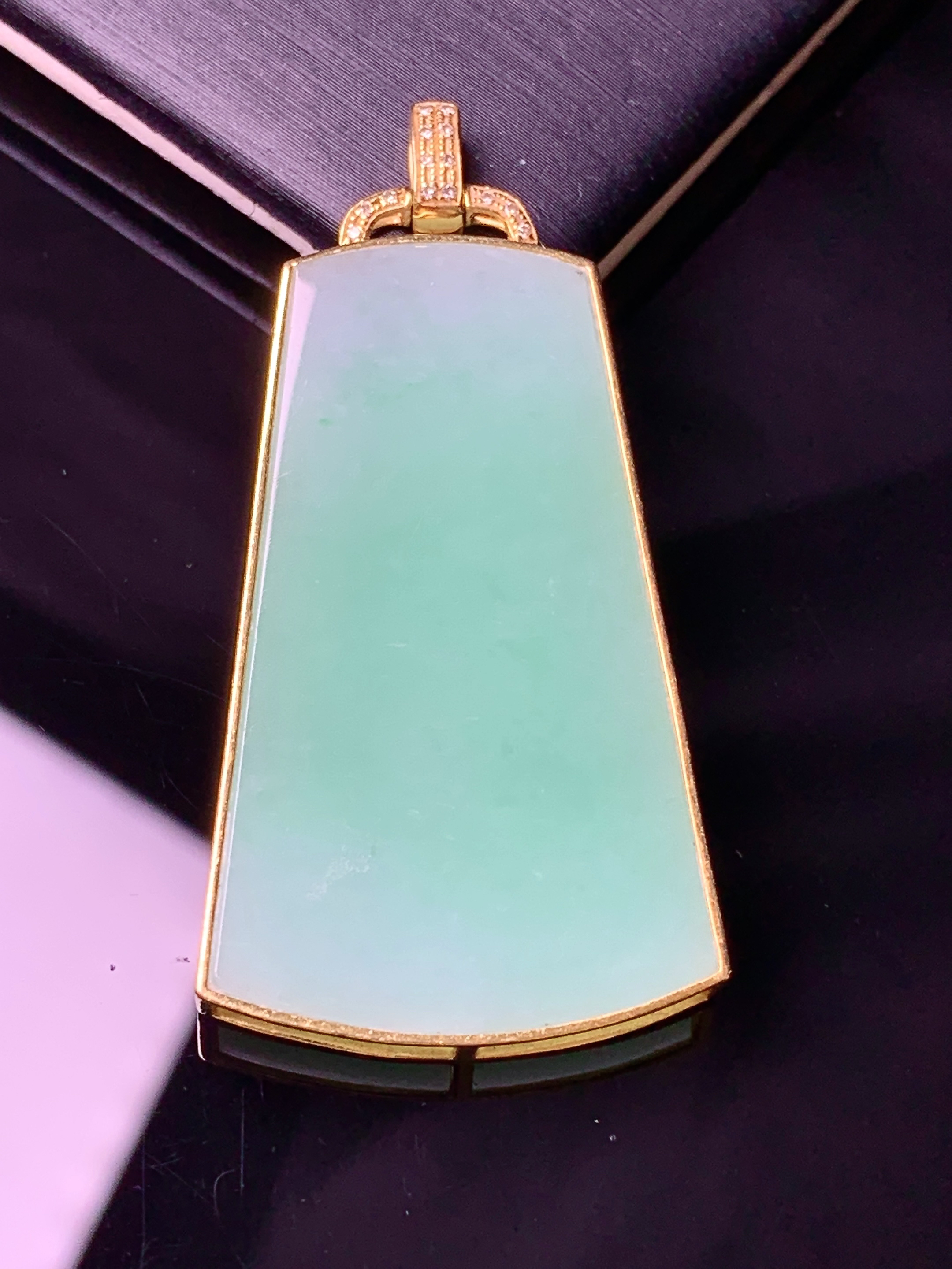 18k金钻镶嵌飘绿无事牌吊坠 玉质细腻 色泽艳丽清新 水润亮眼 整体尺寸46.5*23*3.8b1