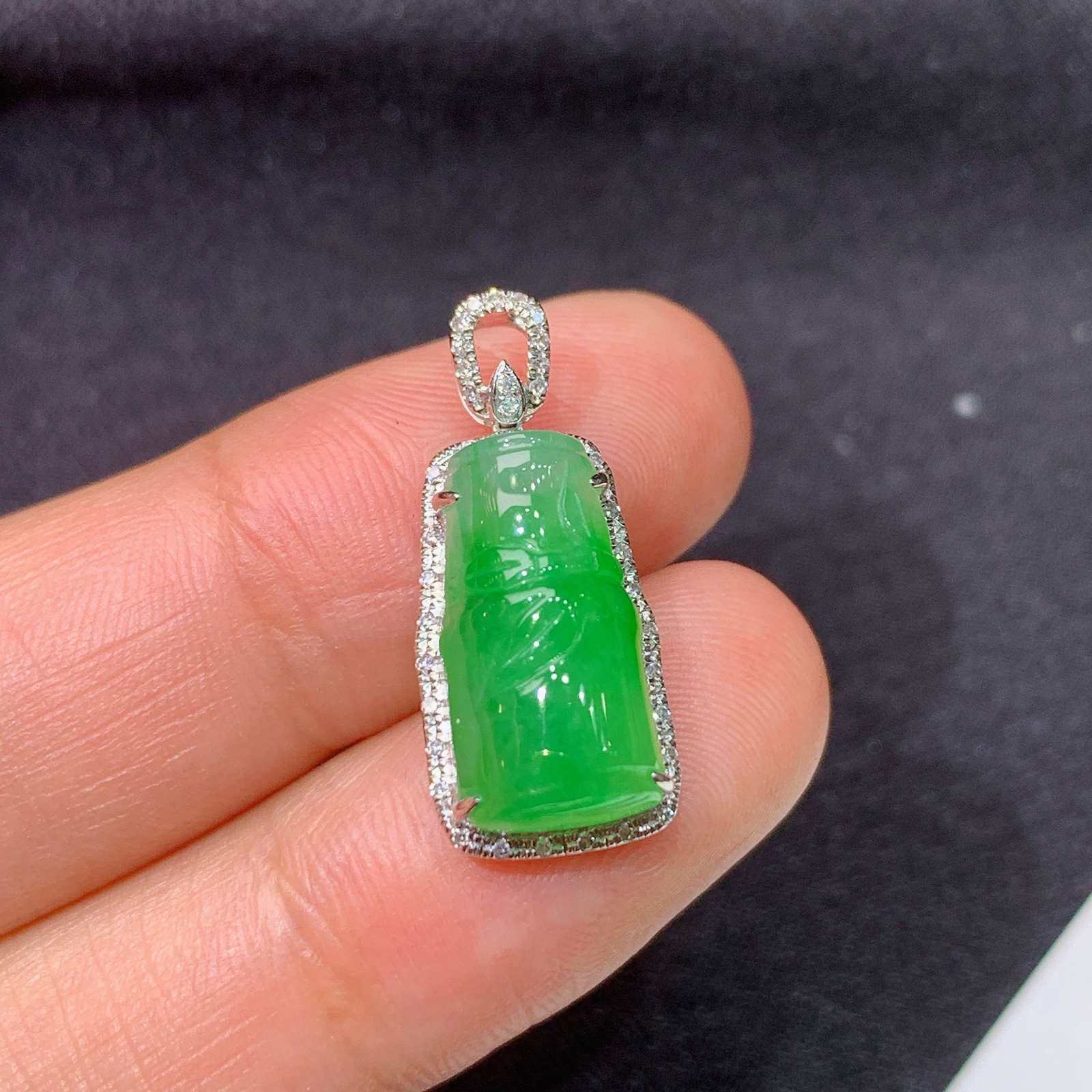 冰阳绿竹节吊坠，18k金镶嵌，冰润色阳，玉质细腻，种水足，Sk 尺寸22.1*9.6*7.9