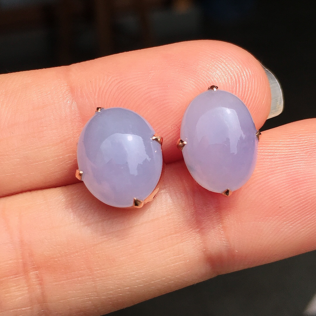 紫罗兰蛋面耳钉，色泽均匀艳丽，玉质细腻，荧光感超
强，饱满圆润，尽显优雅气质，18k
金豪华镶嵌