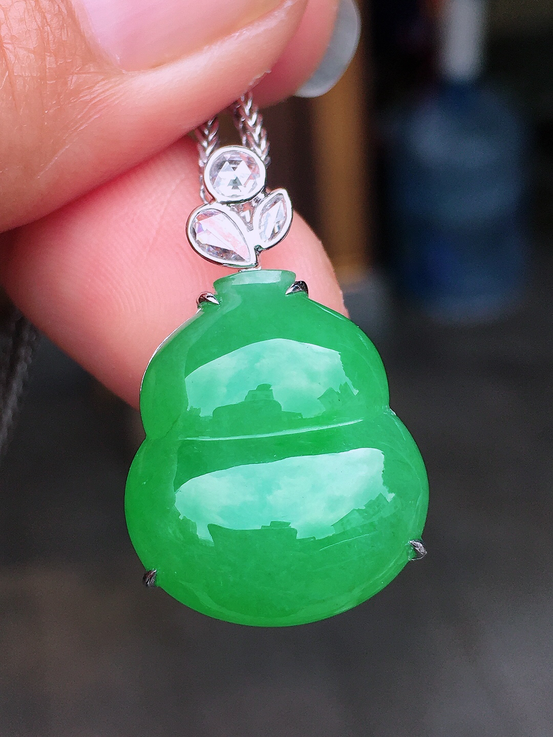 阳绿葫芦吊坠，色泽均匀艳丽，玉质细腻，荧光感超
强，饱满圆润，尽显优雅气质，18k
金豪华镶嵌