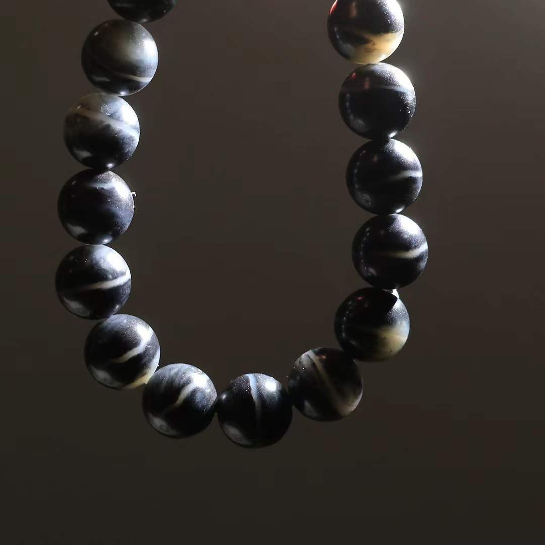 一条【珠圆玉润手串】

新疆和田青花籽料珠圆玉润手串 玉质细腻油润 饱满光滑 质朴无华，悠远简单，人心境界远，百世修炼深，心灵常驻善意持，觉悟人生百世修。总重92克 尺寸取一12mm 92452663yy