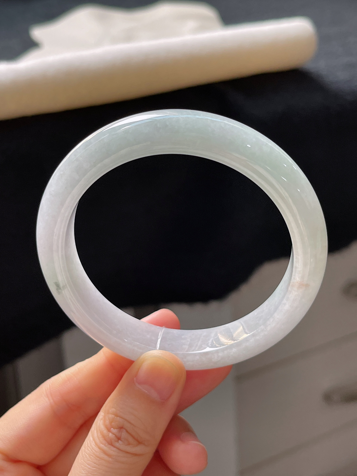 正圈57.4圈口，翡翠糯化种淡绿色手镯