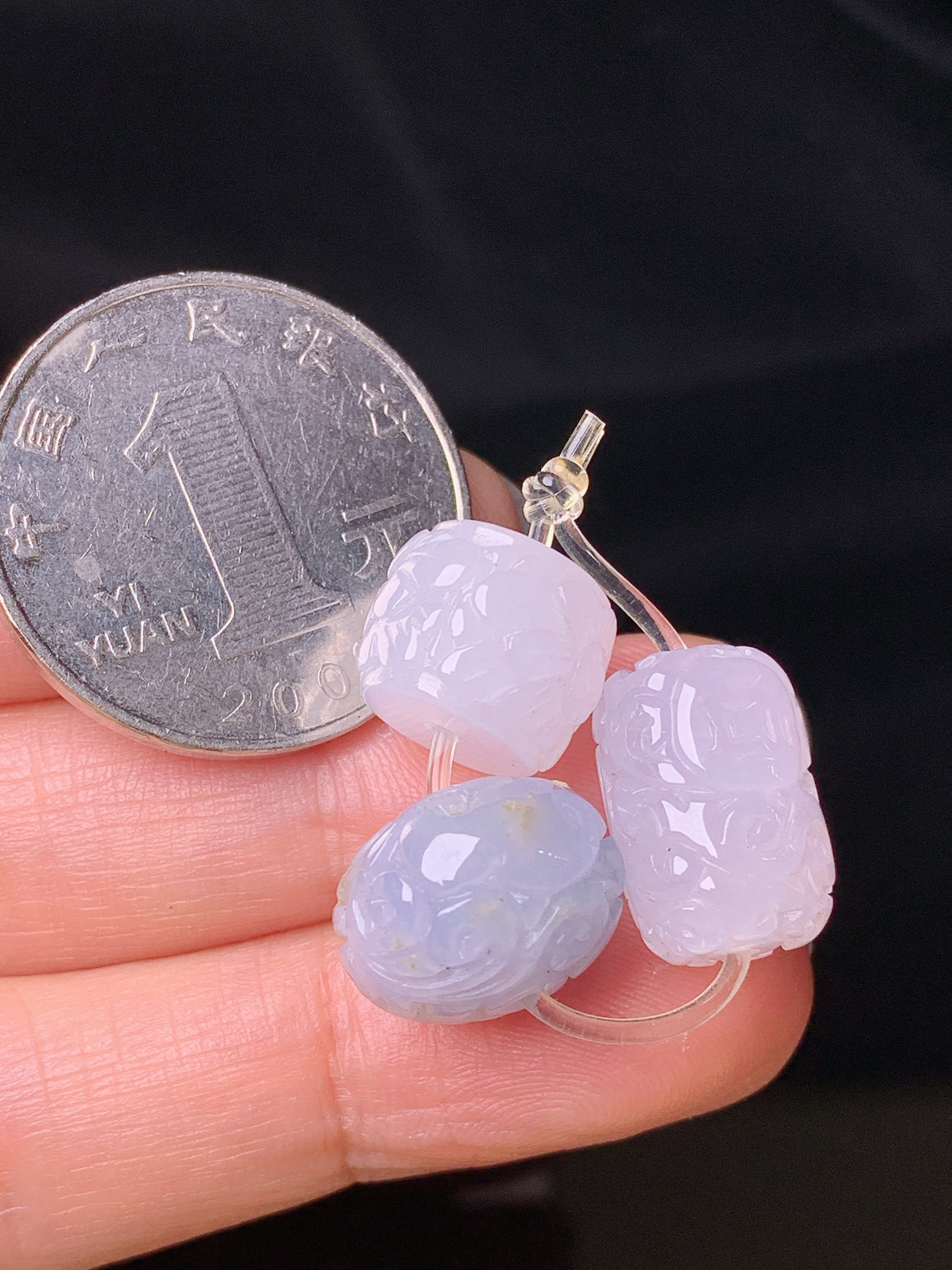 雕花路路通吊坠 玉质细腻 色泽艳丽清新 水润亮眼 整体尺寸10*14*2x