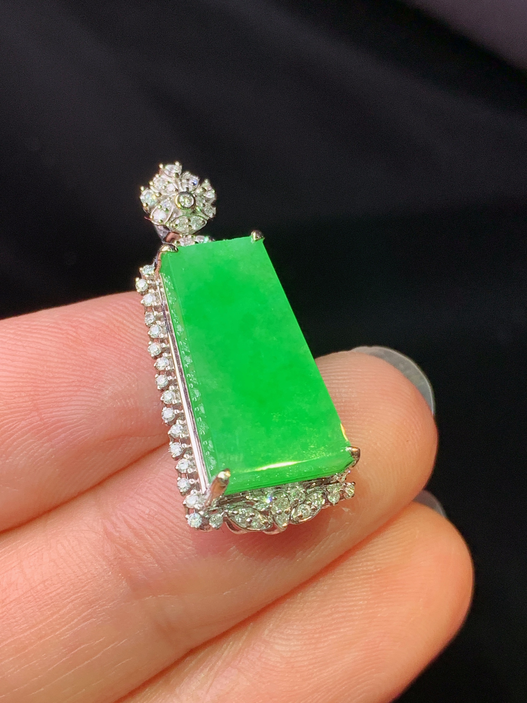 18k金钻镶嵌翠绿无事牌吊坠 玉质细腻 色泽艳丽清新 水润亮眼 整体尺寸28.2*12*7.2j2