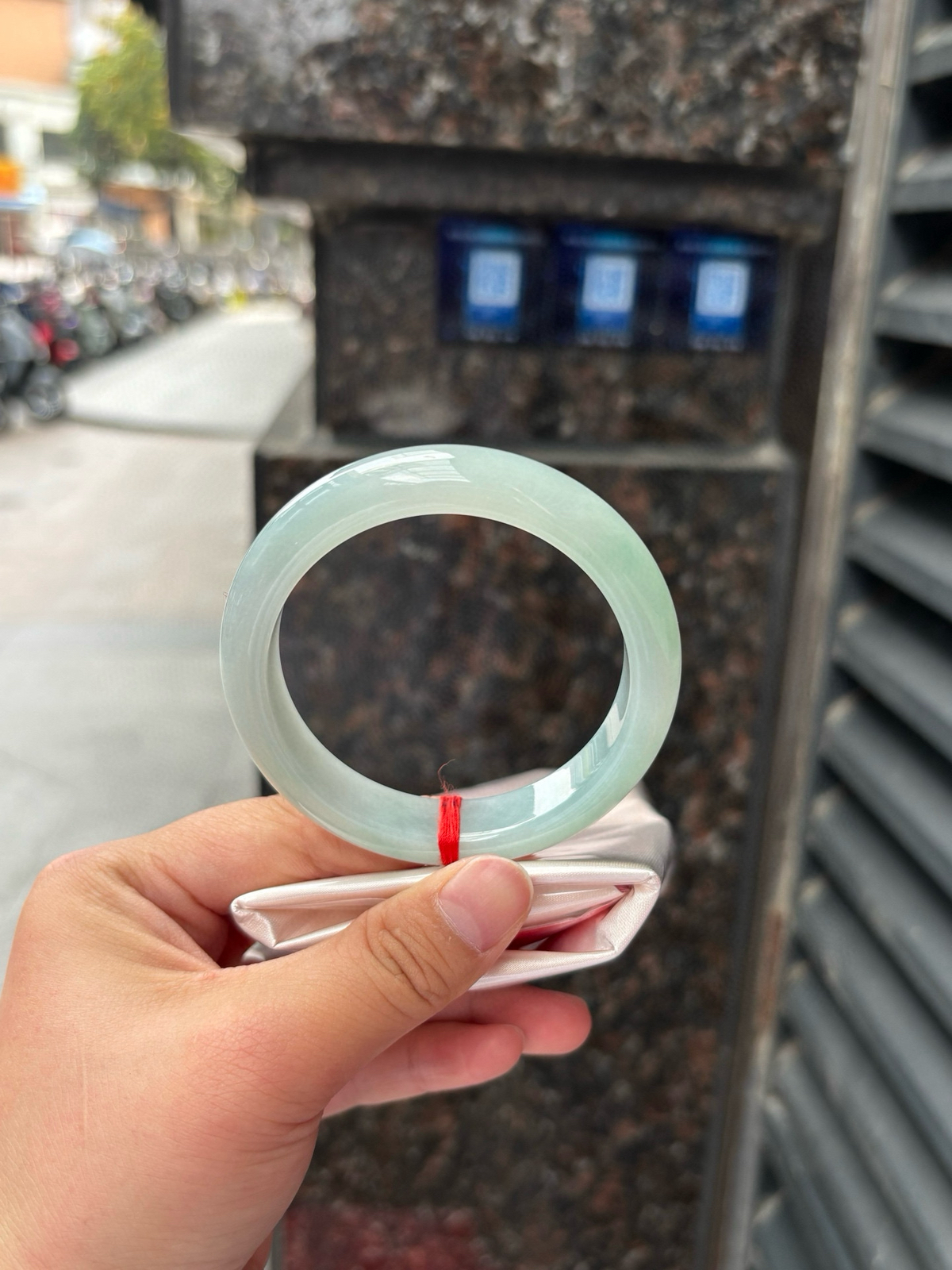 57.3-13-8.6晴蓝色调清新又温柔，冰润通透的质地裹着均匀的晴蓝底色，种老肉细的镯身泛着莹润水光，上手尽显腕间清韵