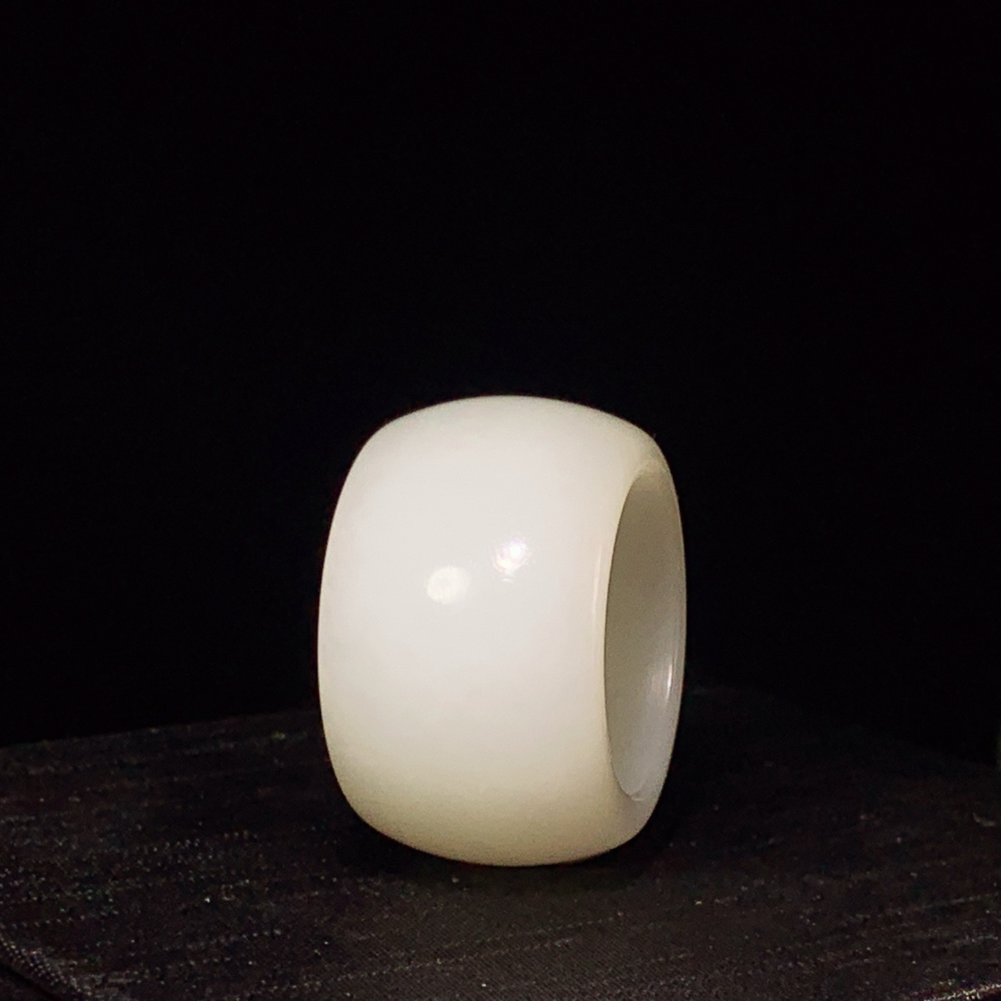 新疆和田玉羊脂白扳指 内径23尺寸19/5重22克 玉质细腻油润 底色纯净 脂粉好，品质好。lt260323