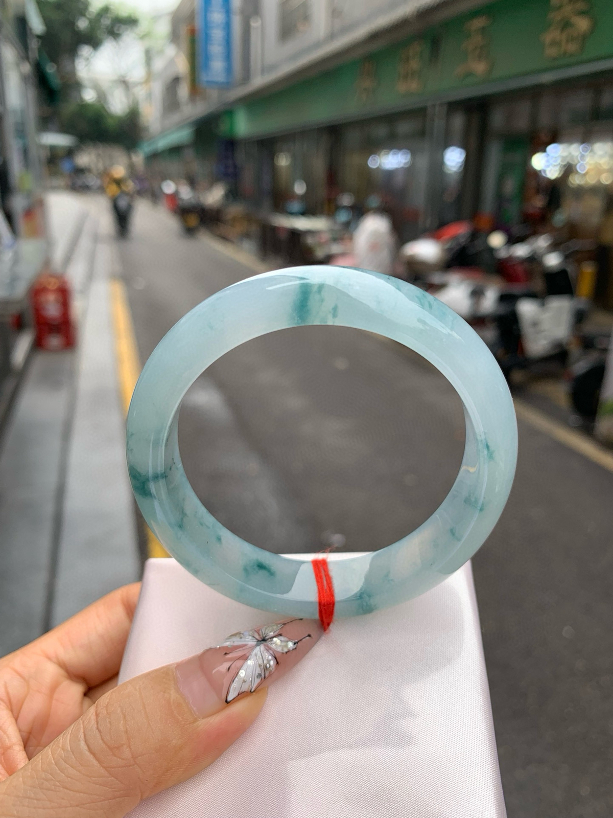 冰飘花正圈
尺寸：56-8-13
完美，底妆冰润，冰底中开出了朵朵蓝花，飘花灵动飘逸，勾勒出一幅唯美诗意的山水意境画，古典优雅又秀气。