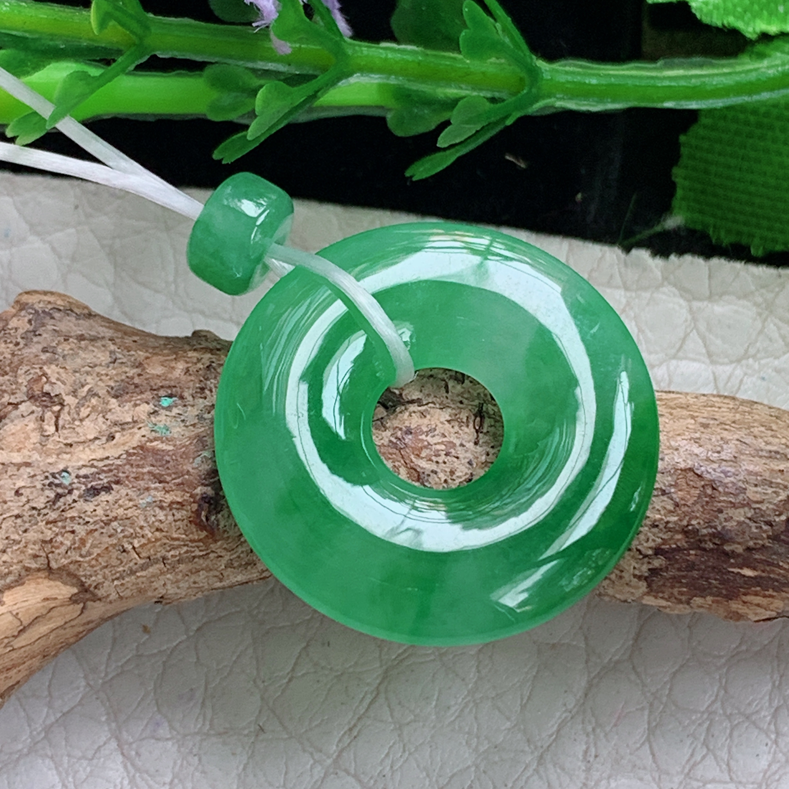 xo实拍22.3*3.7缅甸翡翠a货冰绿饱满甜甜圈 玉扣玉挂件 玉坠