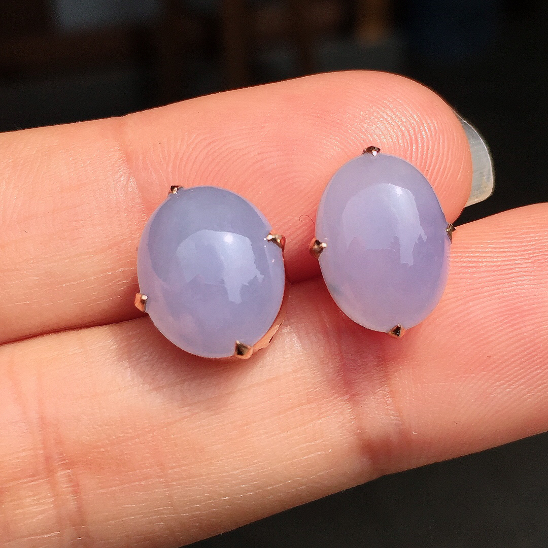 紫罗兰蛋面耳钉，色泽均匀艳丽，玉质细腻，荧光感超
强，饱满圆润，尽显优雅气质，18k
金豪华镶嵌