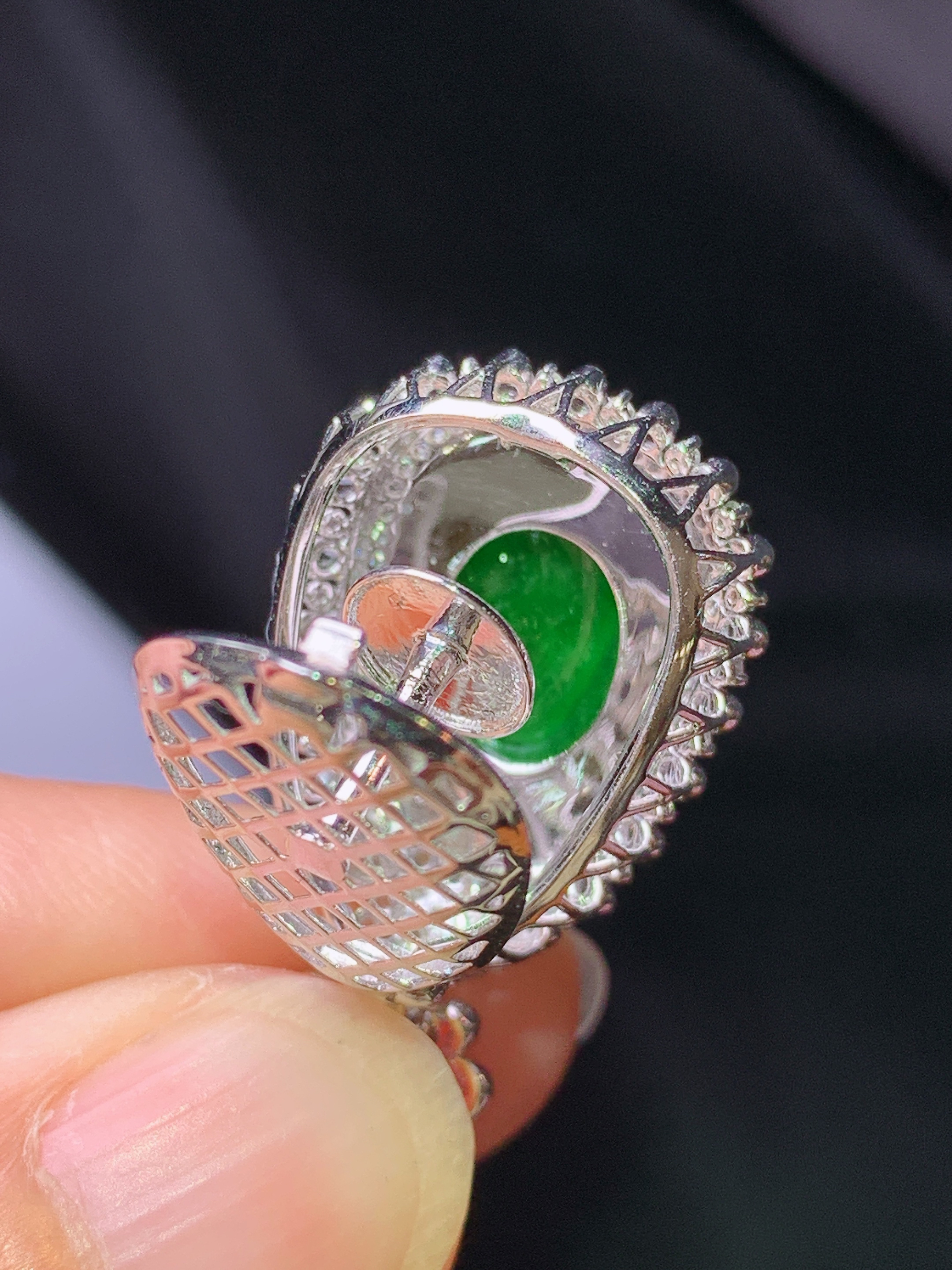 18k金钻镶嵌满绿如意吊坠 玉质细腻 色泽艳丽清新 水润亮眼 整体尺寸29.2*16.5*11.5c2