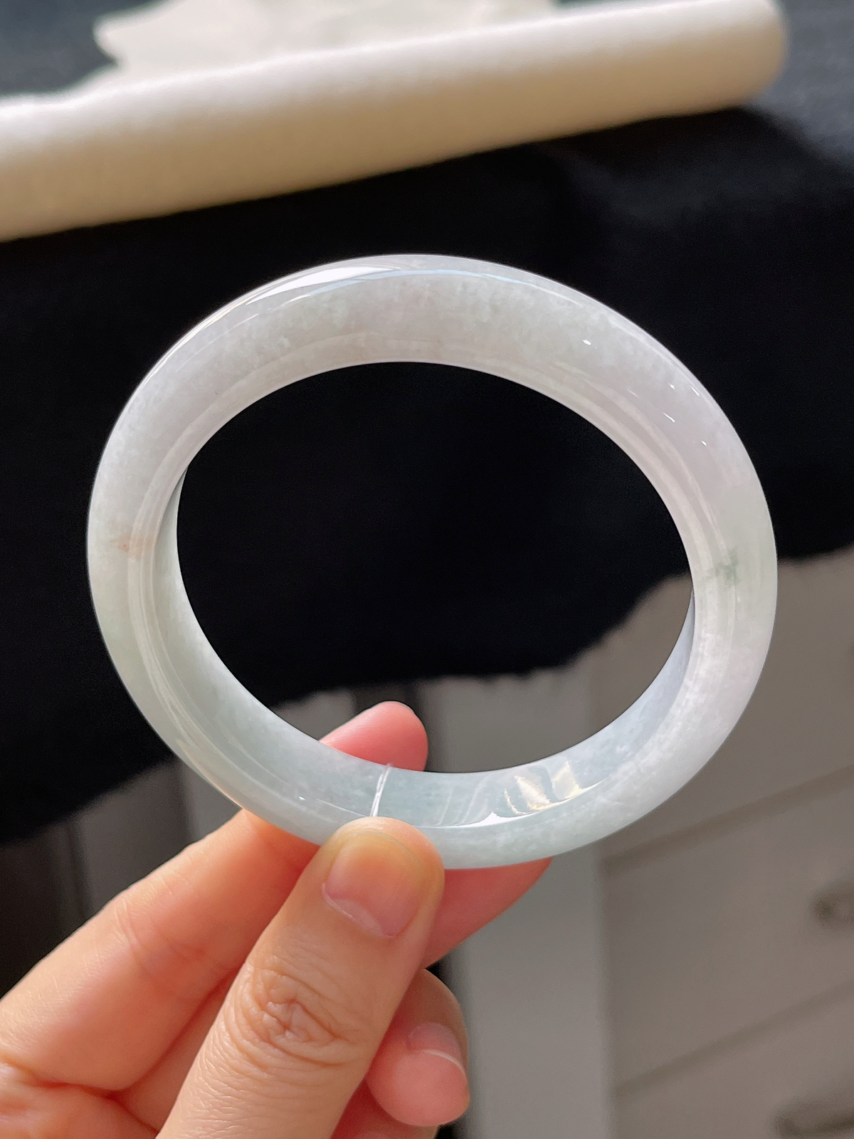 正圈57.4圈口，翡翠糯化种淡绿色手镯