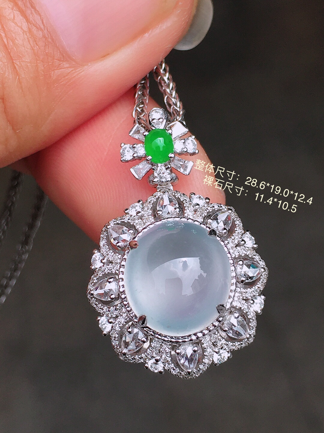 冰种蛋面吊坠，玉质细腻，荧光感超
强，饱满圆润，尽显优雅气质，18k
金豪华镶嵌