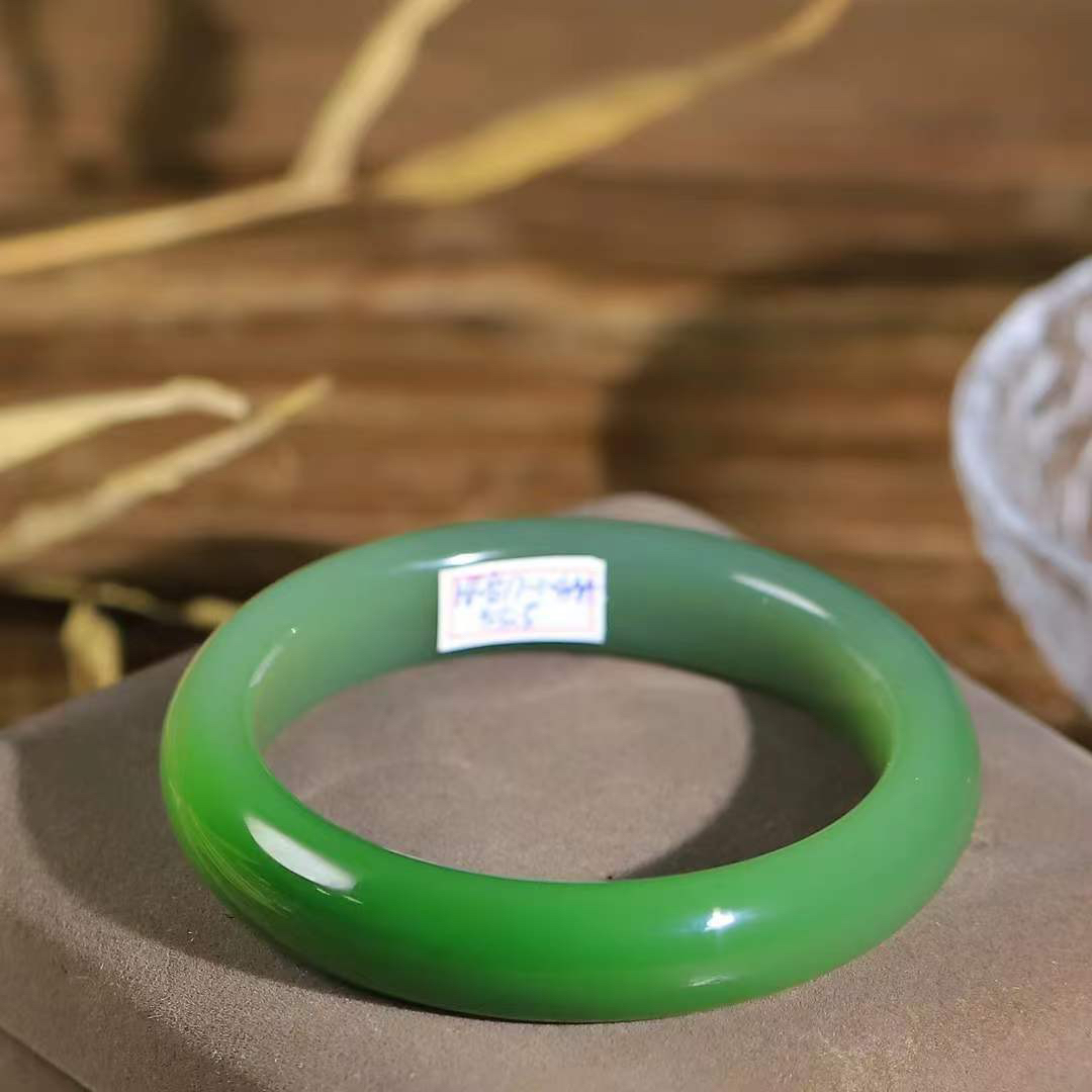 【腕间柔情.手镯】   

收藏级和田玉碧玉手镯 玉质温润细腻 油性十足 古朴秀雅 轻抚岁月的栏杆