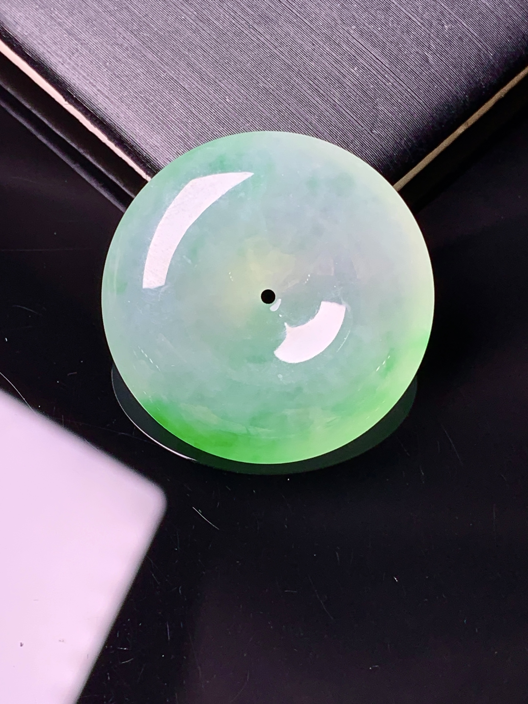 飘绿平安扣吊坠 玉质细腻 色泽艳丽清新 水润亮眼 整体尺寸26.2*6.5d3