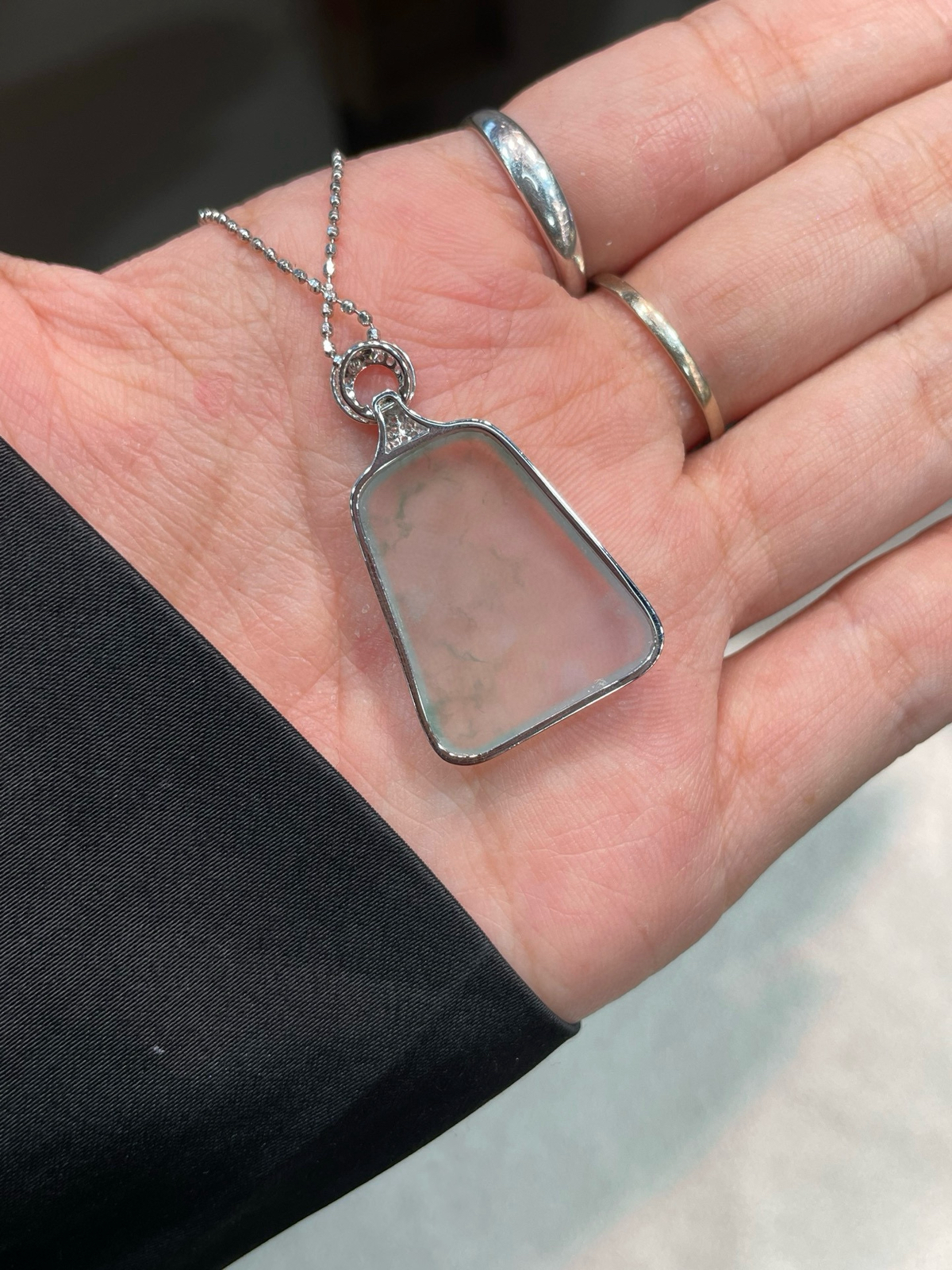 冰种 飘花 简约款 无事牌吊坠

18k金配钻镶嵌