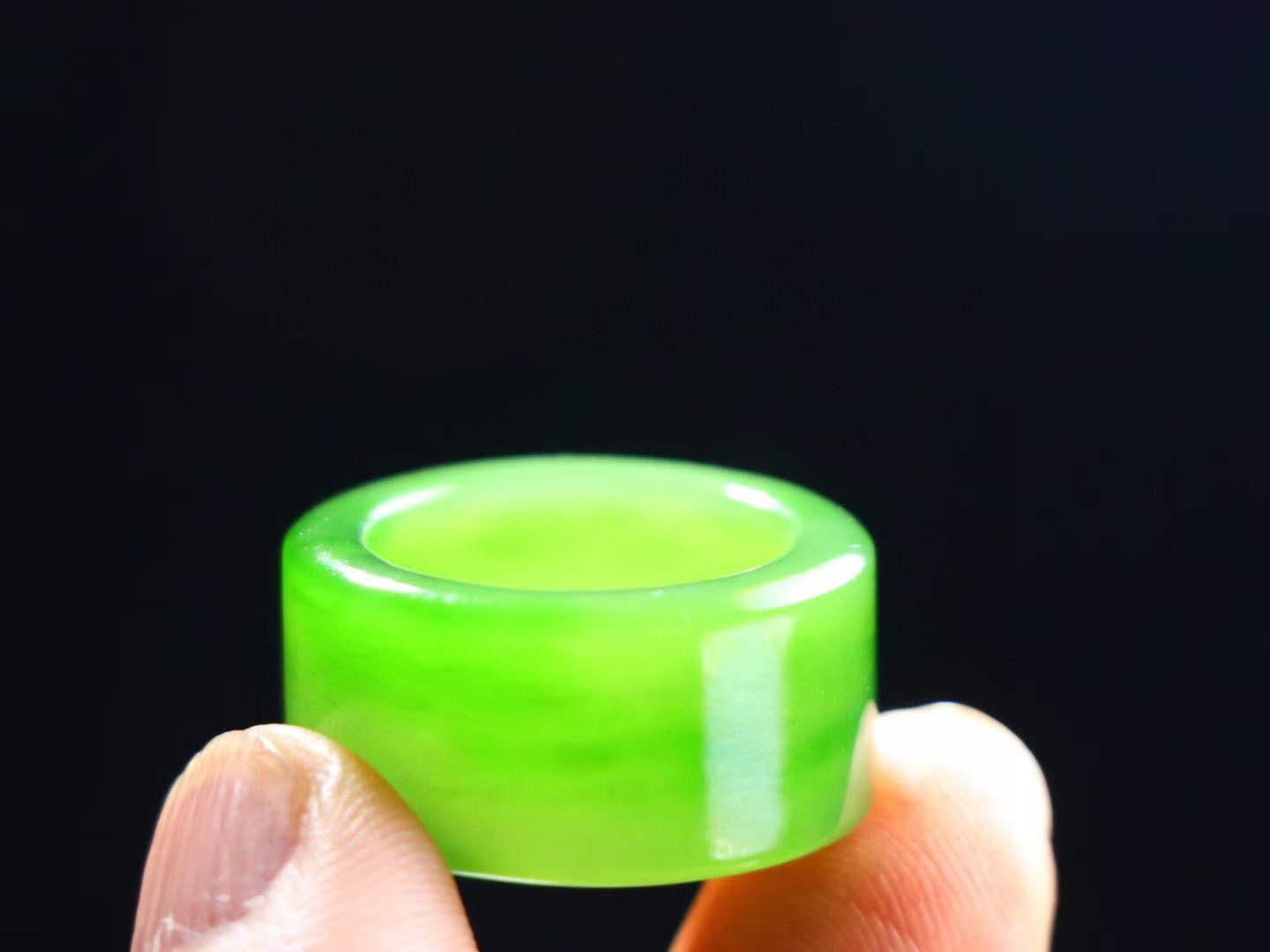 （古韵.扳指）

信誉第一 品质保证️精品和田玉碧玉扳指 指环 戒圈。七号矿老料 纯正菠菜绿，直切工艺，款式精美，玉质细腻温润，油润感十足， 整器古韵生辉。优雅高贵。运筹帷幄于掌中，决胜于千里之外。

重7.5克   圈口17.5mm 尺寸11.5-3.3mm FS8242041278O