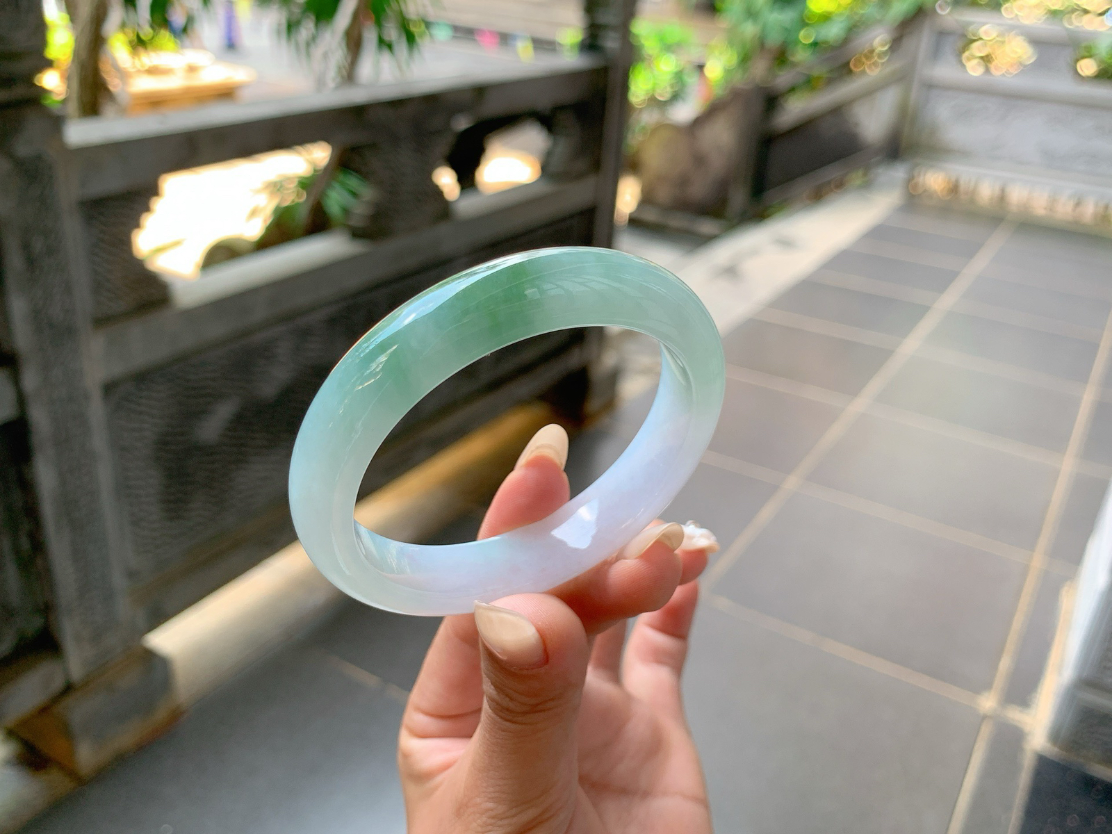 ｜55圈口
半山半水手镯，底妆带点粉，肉质细细润润的，清爽利落，