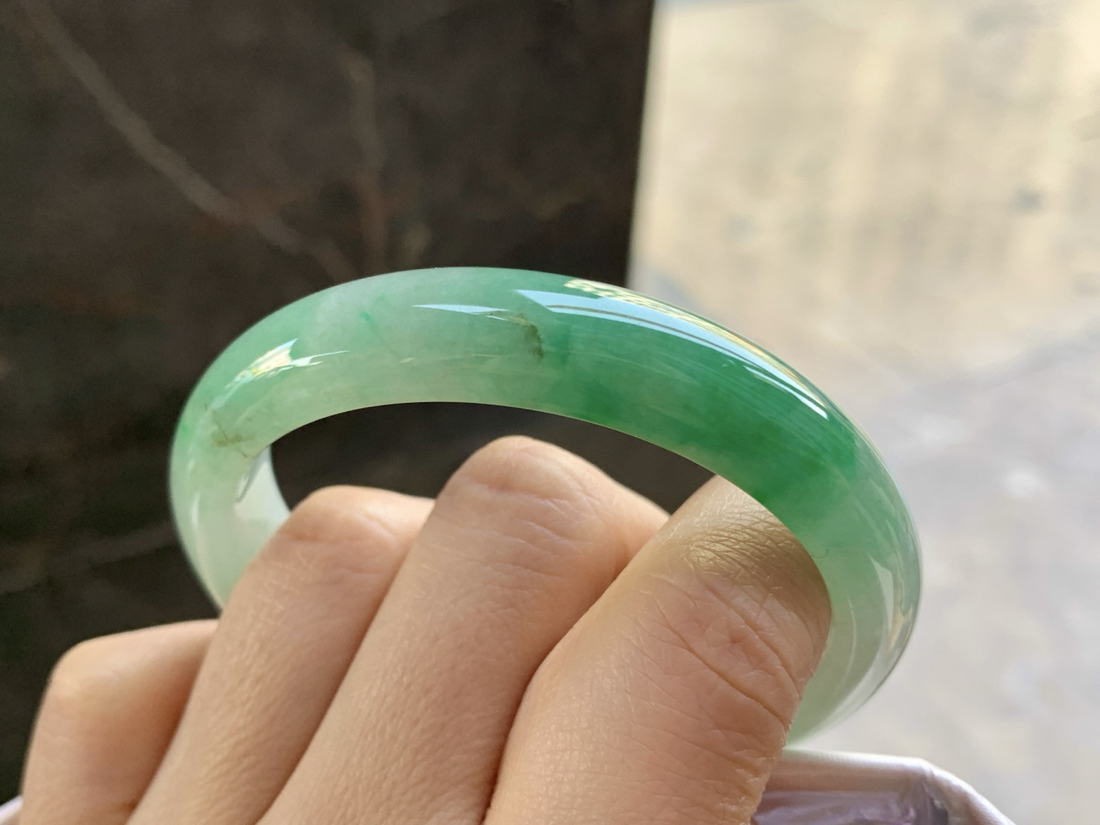 53.7-11.7-7.3

飘绿贵妃手镯^_^正圈51可以带