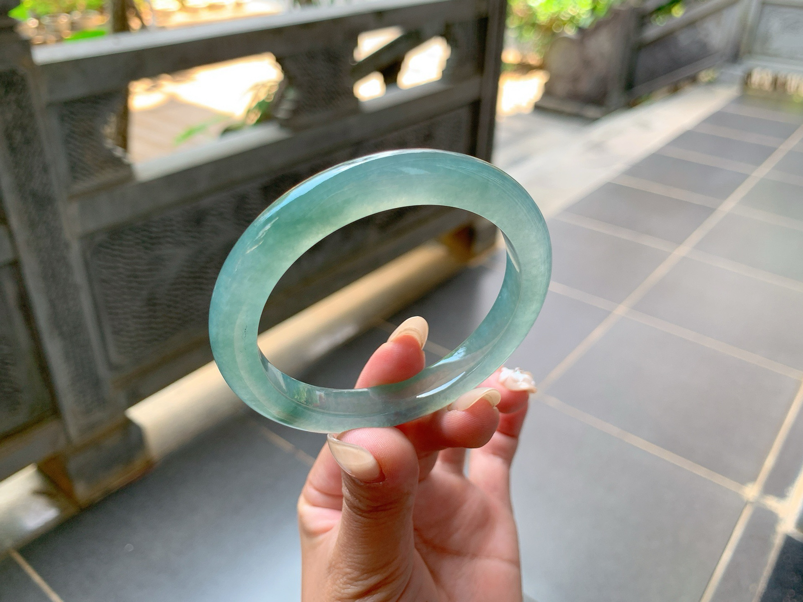 ｜56圈口
冰蓝水底，像深邃的大海一般幽静明亮，一整圈都是水汪汪的，种老透亮，