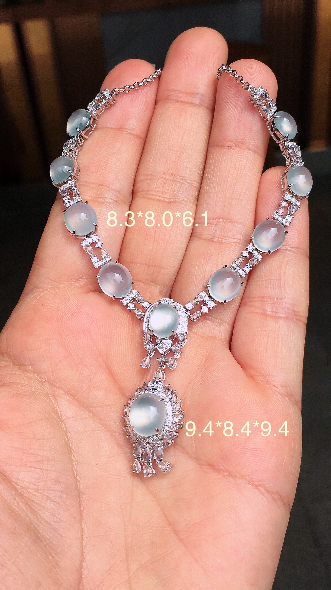 冰种蛋面晚装项链，玉质细腻，荧光感超
强，饱满圆润，尽显优雅气质，18k
金豪华镶嵌