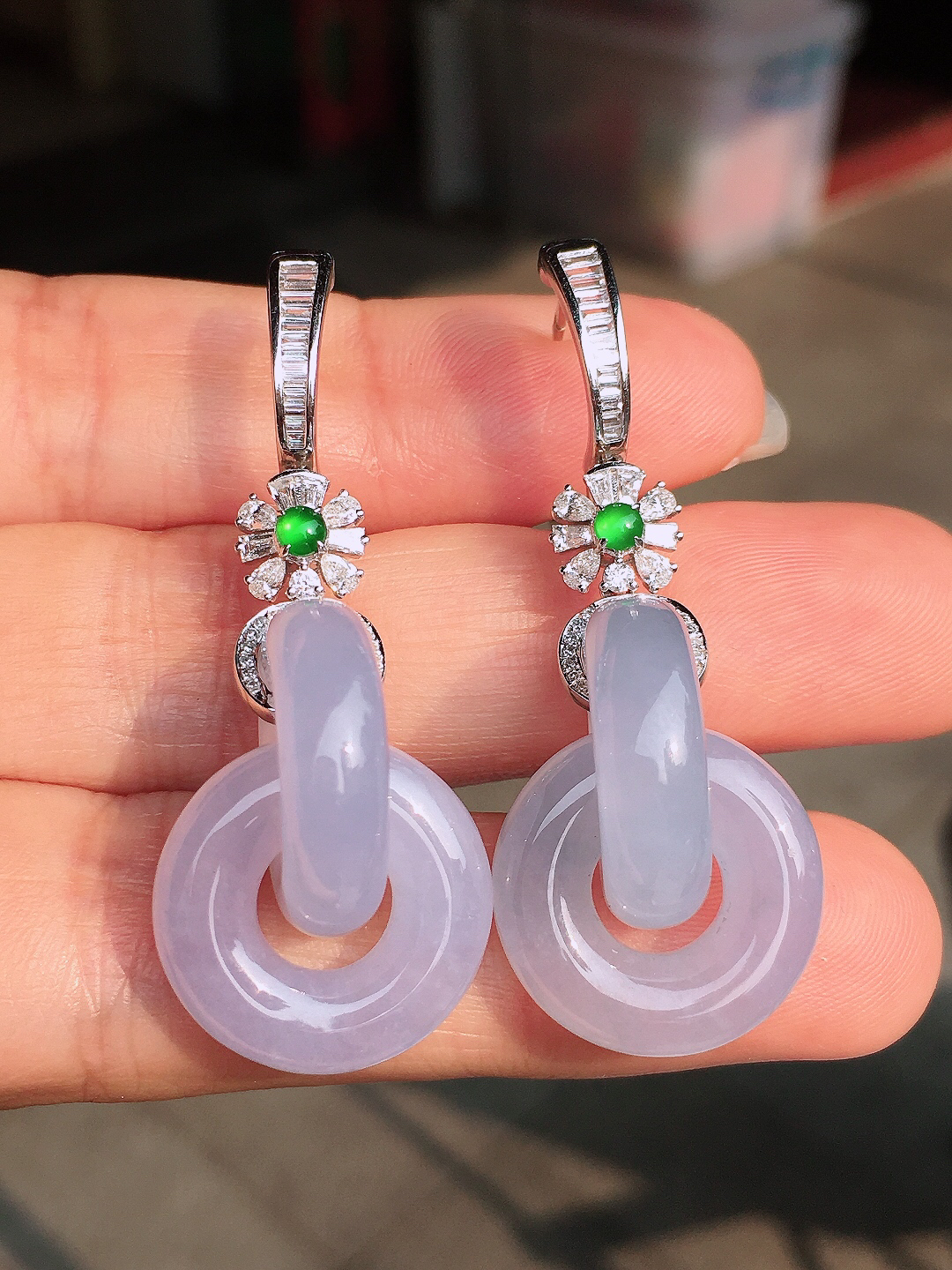 紫罗兰【环环相扣】耳坠，色泽均匀艳丽，玉质细腻，荧光感超
强，饱满圆润，尽显优雅气质，18k
金豪华镶嵌