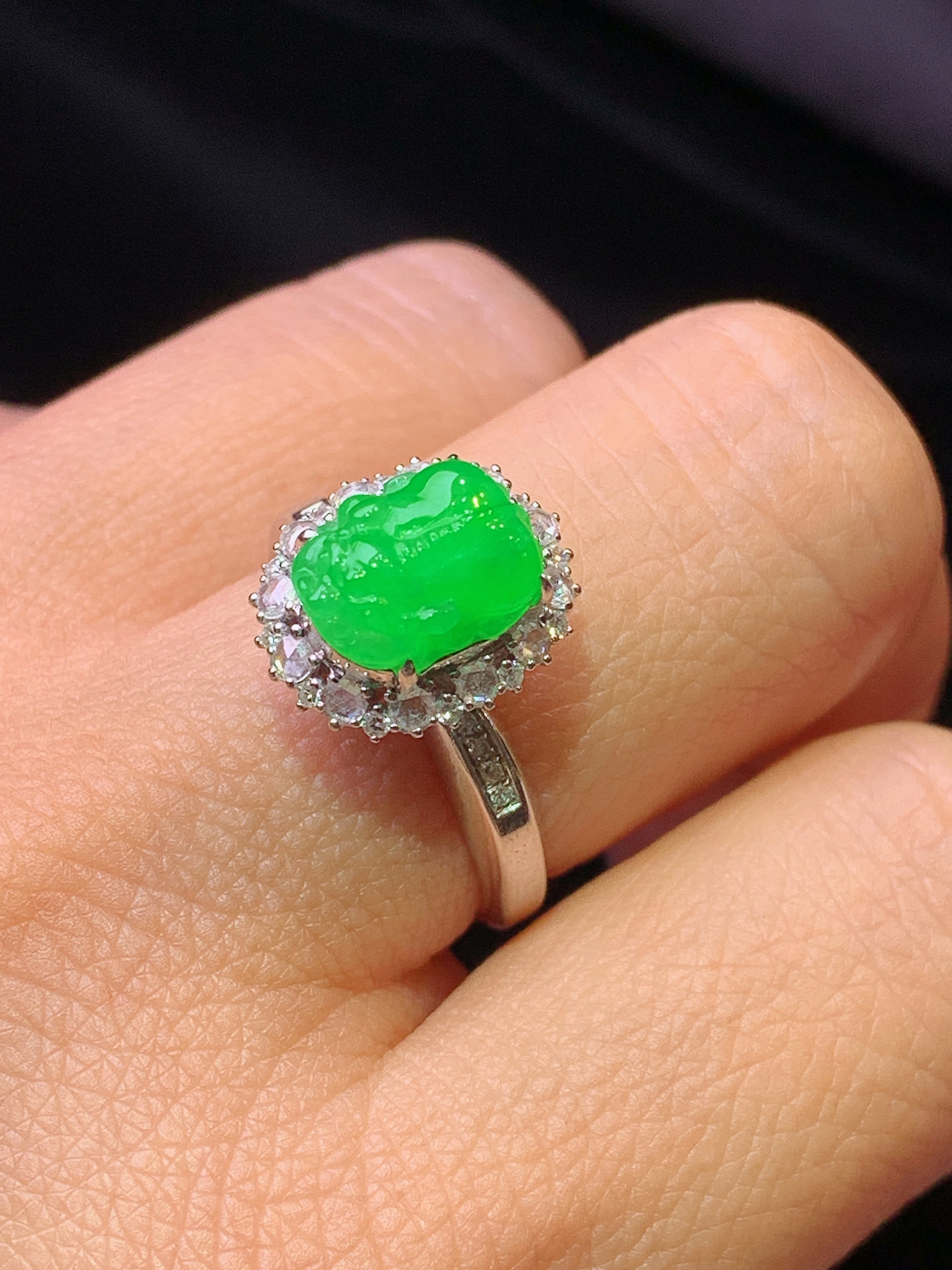 18k金钻镶嵌满绿貔貅戒指 玉质细腻 色泽艳丽清新 水润亮眼 圈口14 整体尺寸13.3*11.2*10.8c4
