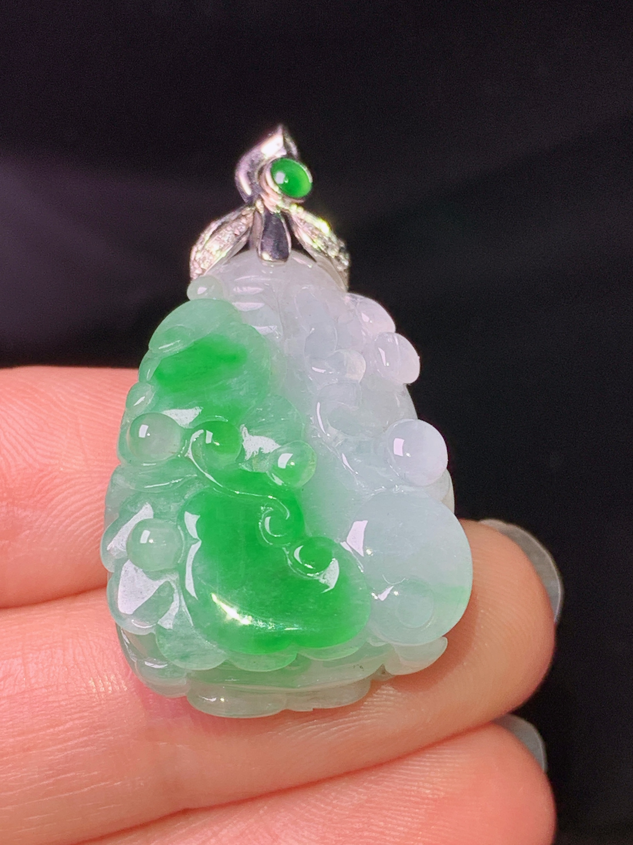 18k金钻镶嵌飘绿白菜吊坠 玉质细腻 色泽艳丽清新 水润亮眼 整体尺寸36.8*19.6*12b1