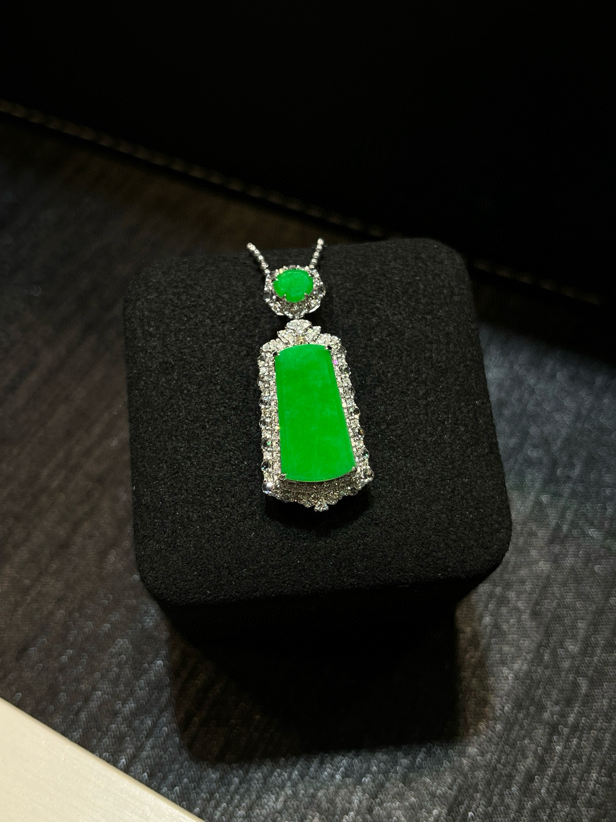 辣阳绿满色无事牌

色辣、种老、光感足
素面无雕，方显翡翠本味
一方无事，一生顺遂