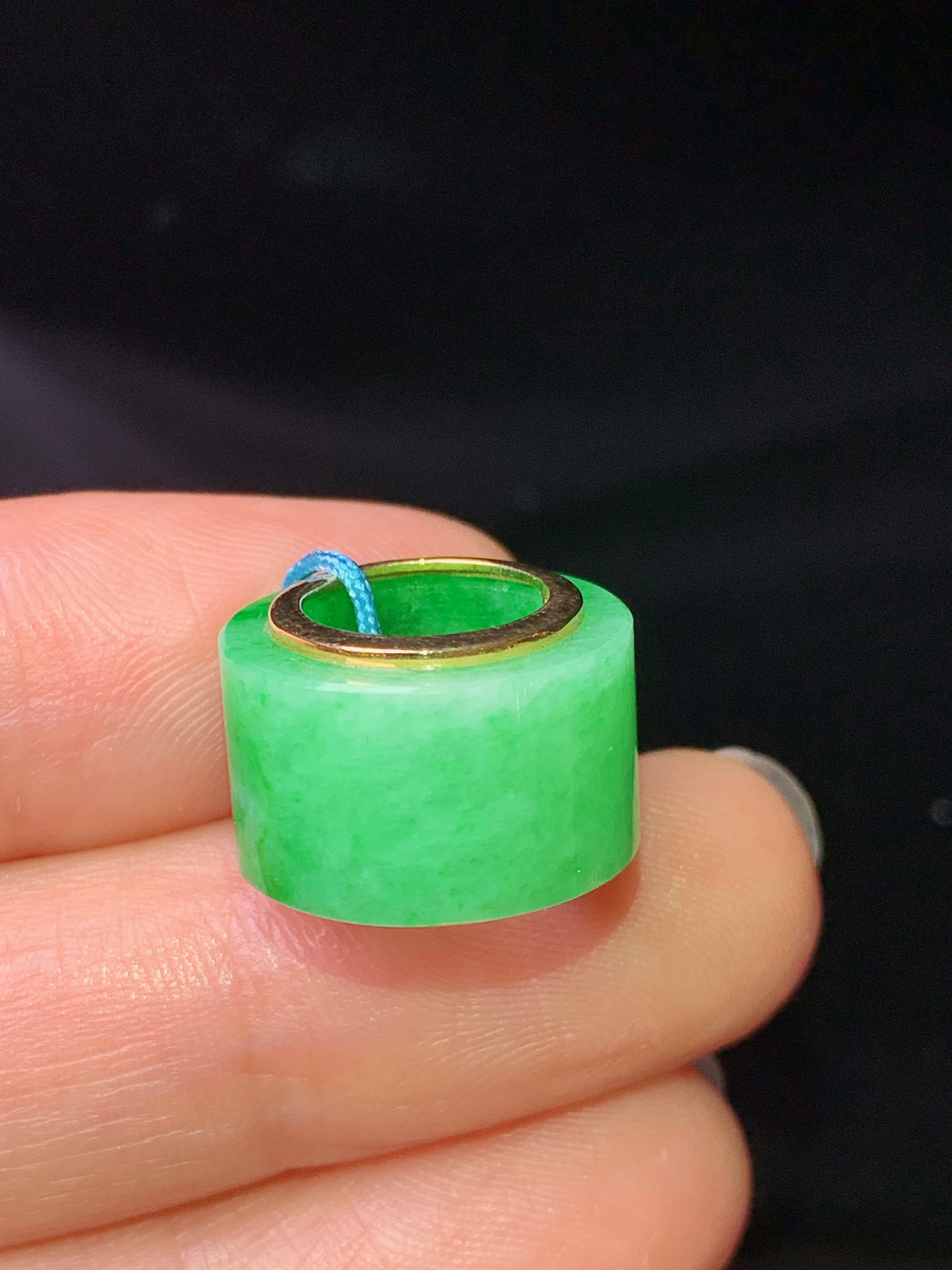 18k金镶嵌翠绿路路通吊坠 玉质细腻 色泽艳丽清新 水润亮眼 整体尺寸15*8.8b1