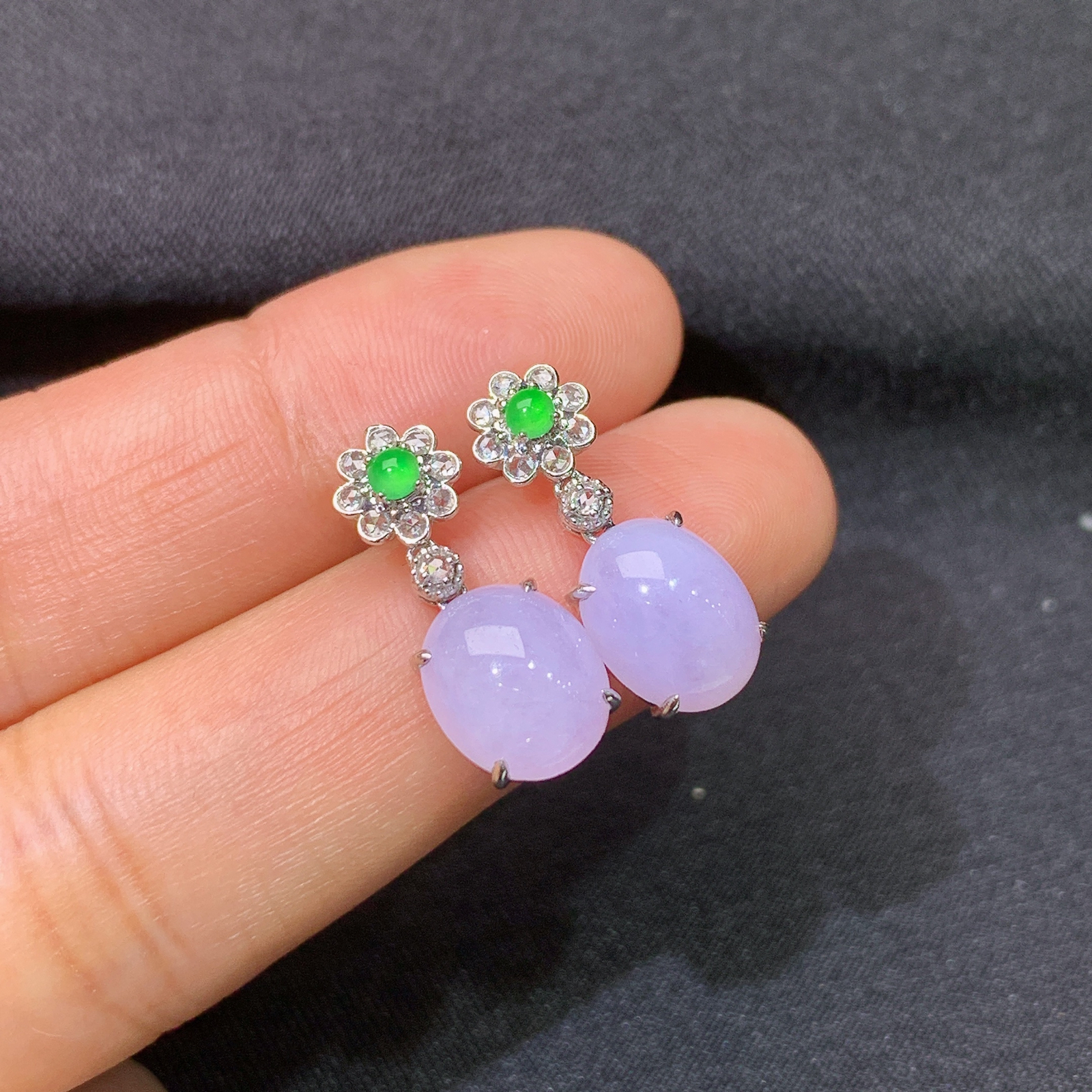 紫罗兰蛋面耳钉，18k金镶嵌，温润细腻，颜色鲜艳，zha 尺寸9*7.5*3.3