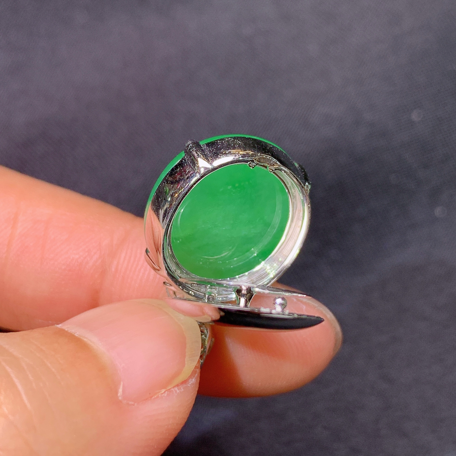 冰阳绿蛋面吊坠，18k金镶嵌，冰润色阳，玉质细腻，种水足，Yh1 尺寸25*14.5*9.3