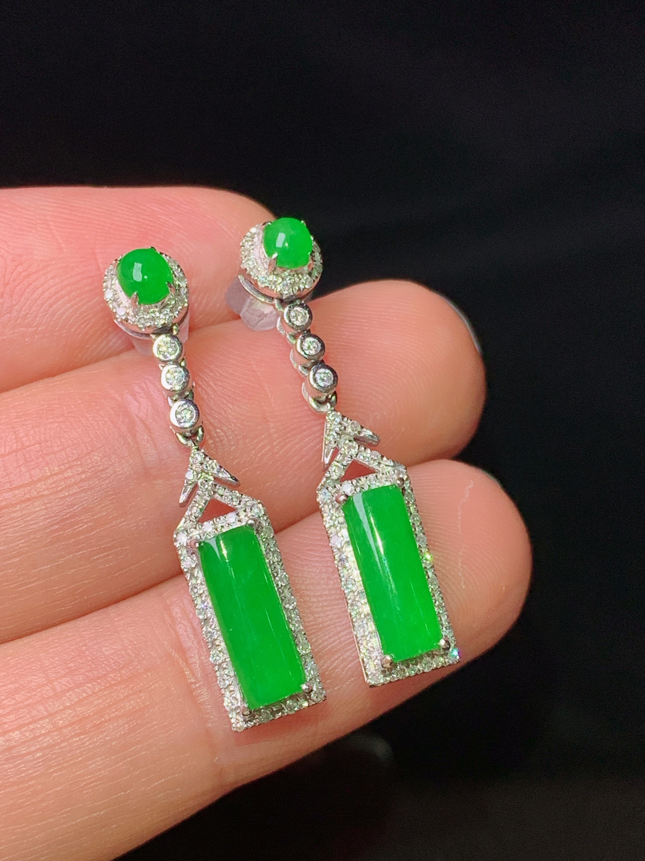 18k金钻镶嵌满绿玉柱耳坠 玉质细腻 色泽艳丽清新 水润亮眼 整体尺寸29*5.8*5z1