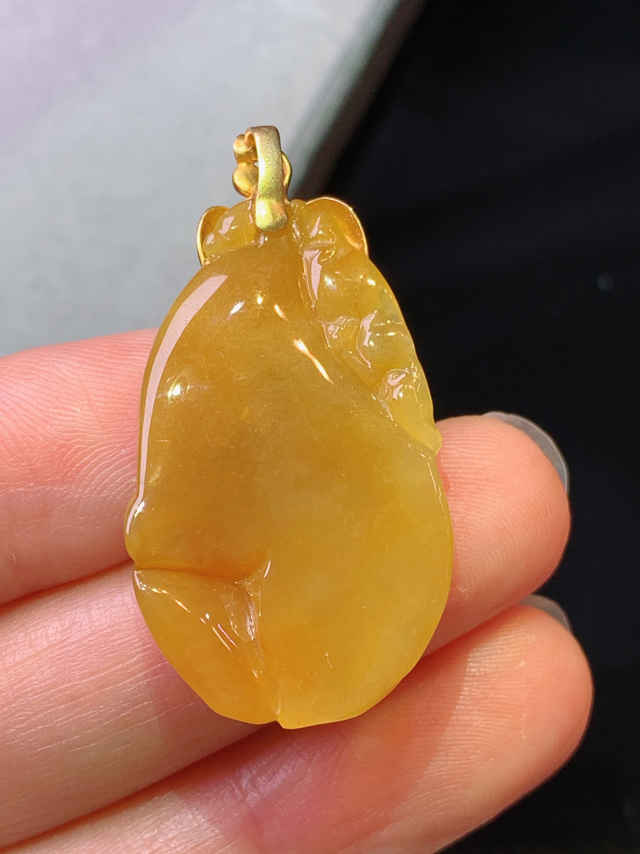 18k金镶嵌黄翡福瓜吊坠 玉质细腻 色泽艳丽清新 水润亮眼 整体尺寸37.5*19.5*6.2b1