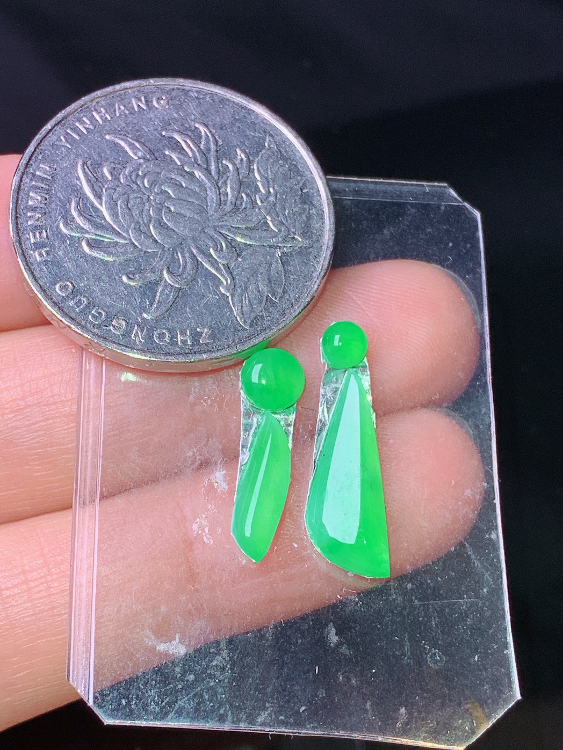 翠绿随形一对 玉质细腻 色泽艳丽清新 水润亮眼 整体尺寸16*5.6*3.2L2