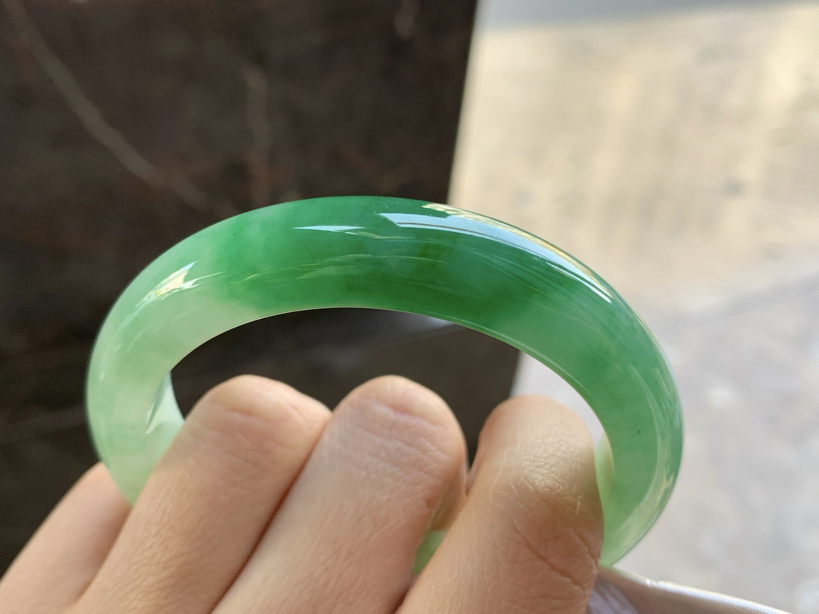 56-12.6-8.2

辣绿色手镯^_^鲜艳 玉质温润