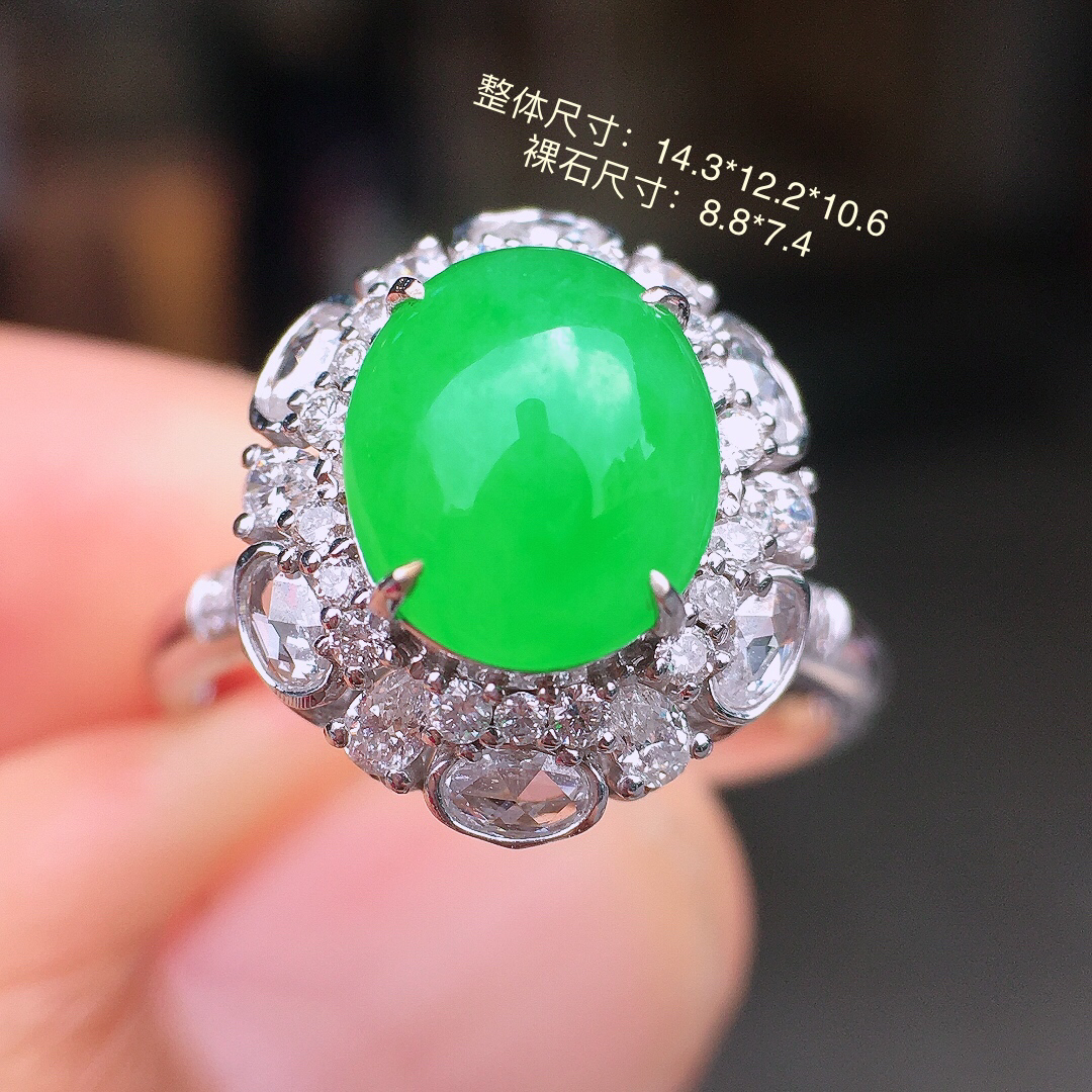 阳绿蛋面戒指，色泽均匀艳丽，玉质细腻，荧光感超
强，饱满圆润，尽显优雅气质，18k
金豪华镶嵌