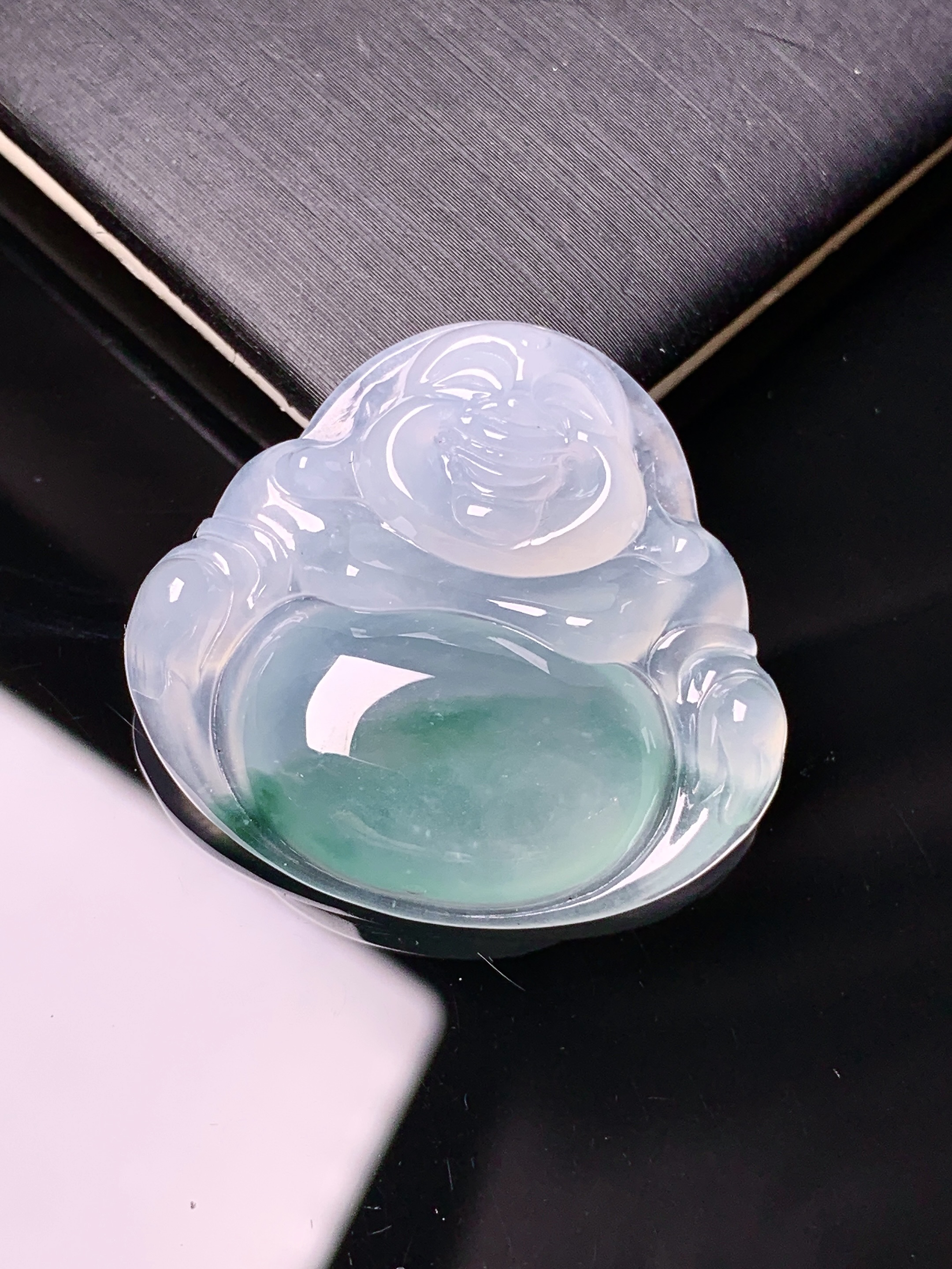 冰种飘绿佛公吊坠 玉质细腻 色泽艳丽清新 水润亮眼 整体尺寸28.2*30.5*6.6d2