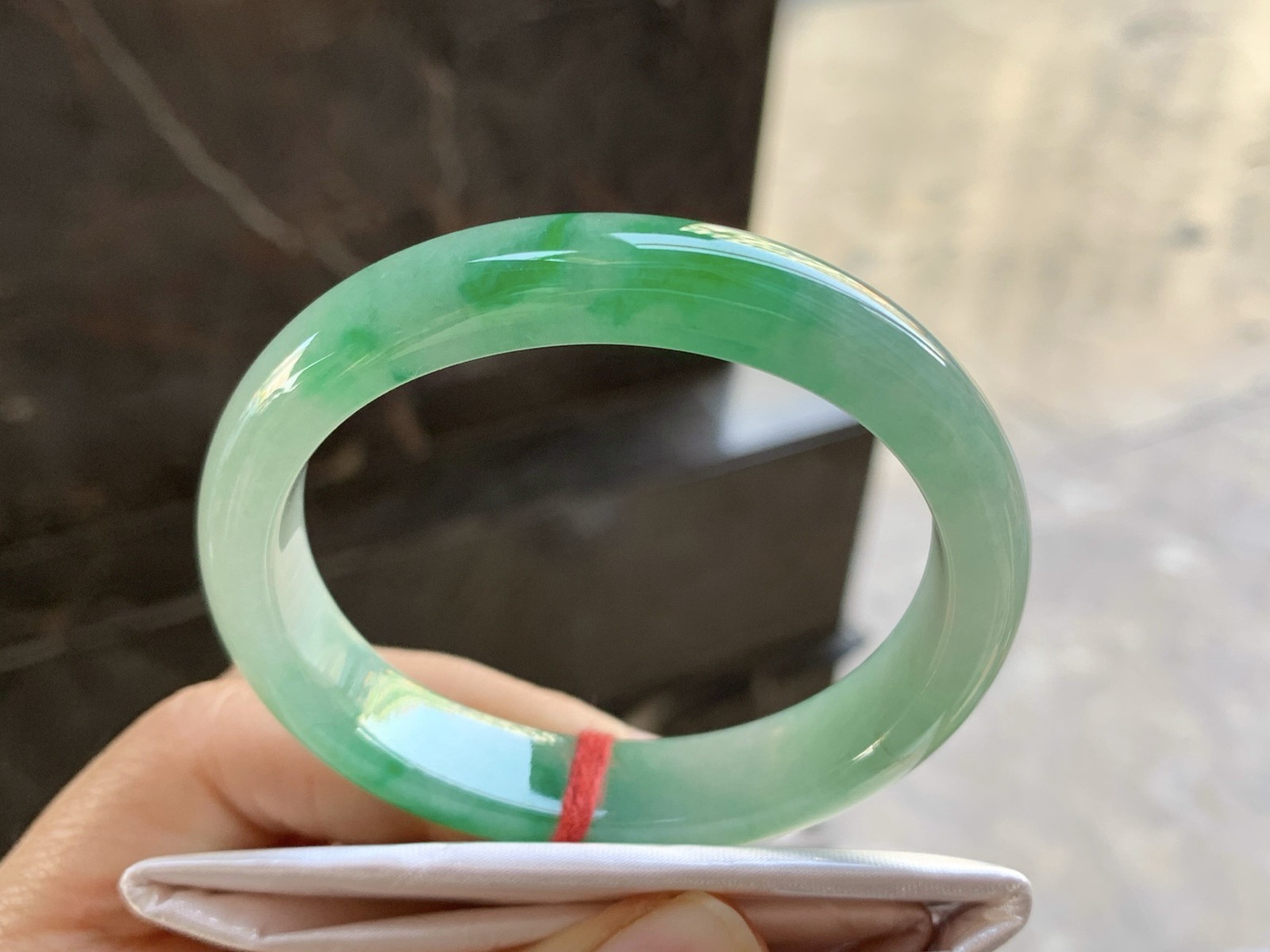 53.7-11.7-7.3

飘绿贵妃手镯^_^正圈51可以带